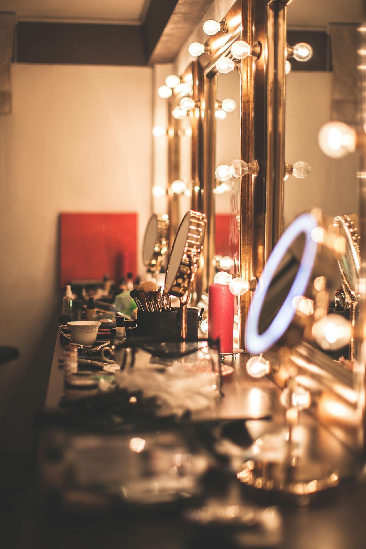 Ein Ankleidezimmer mit Schminkspiegeln | Quelle: Pexels