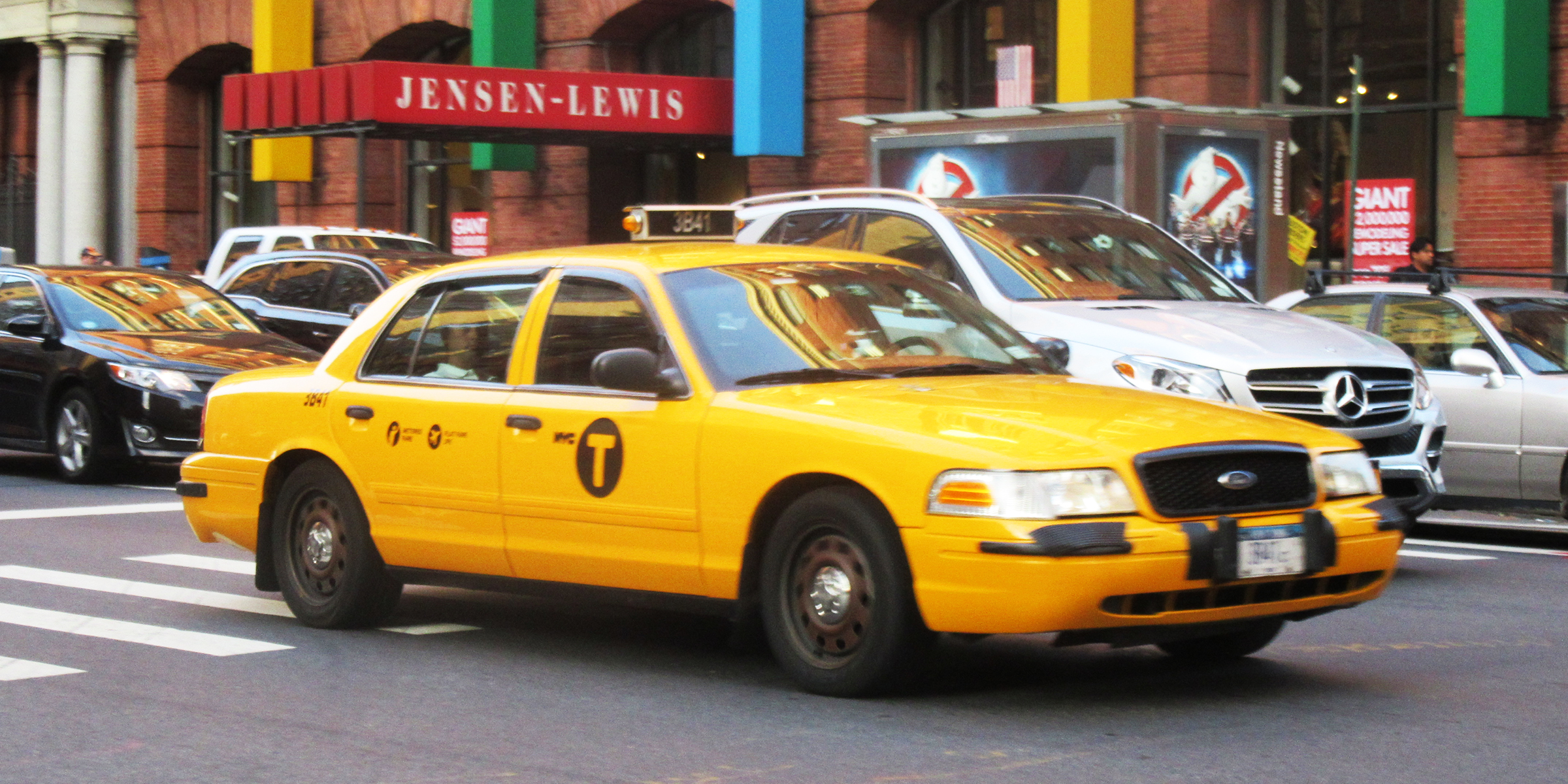 Ein Taxi auf der Straße | Quelle: Flickr/JLaw45/CC BY 2.0