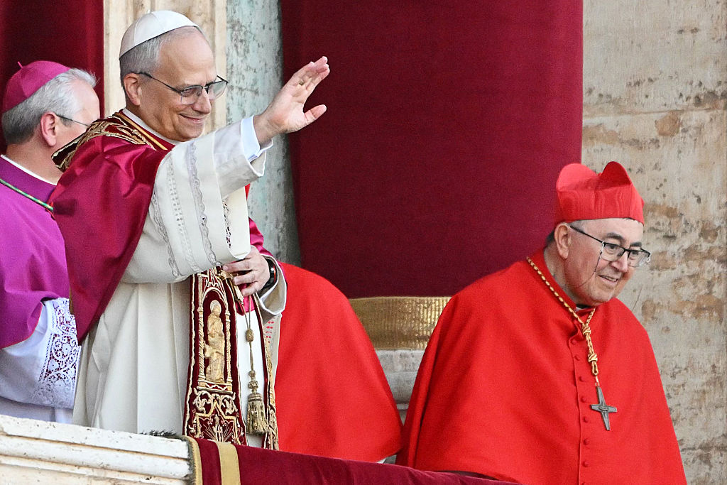 Der neu gewählte Papst Leo XIV, Robert Francis Prevost (C), gestikuliert, als er sich zum ersten Mal von der zentralen Loggia des Petersdoms an die Menge wendet, nachdem die Kardinäle das Konklave beendet haben, im Vatikan, am 8. Mai 2025