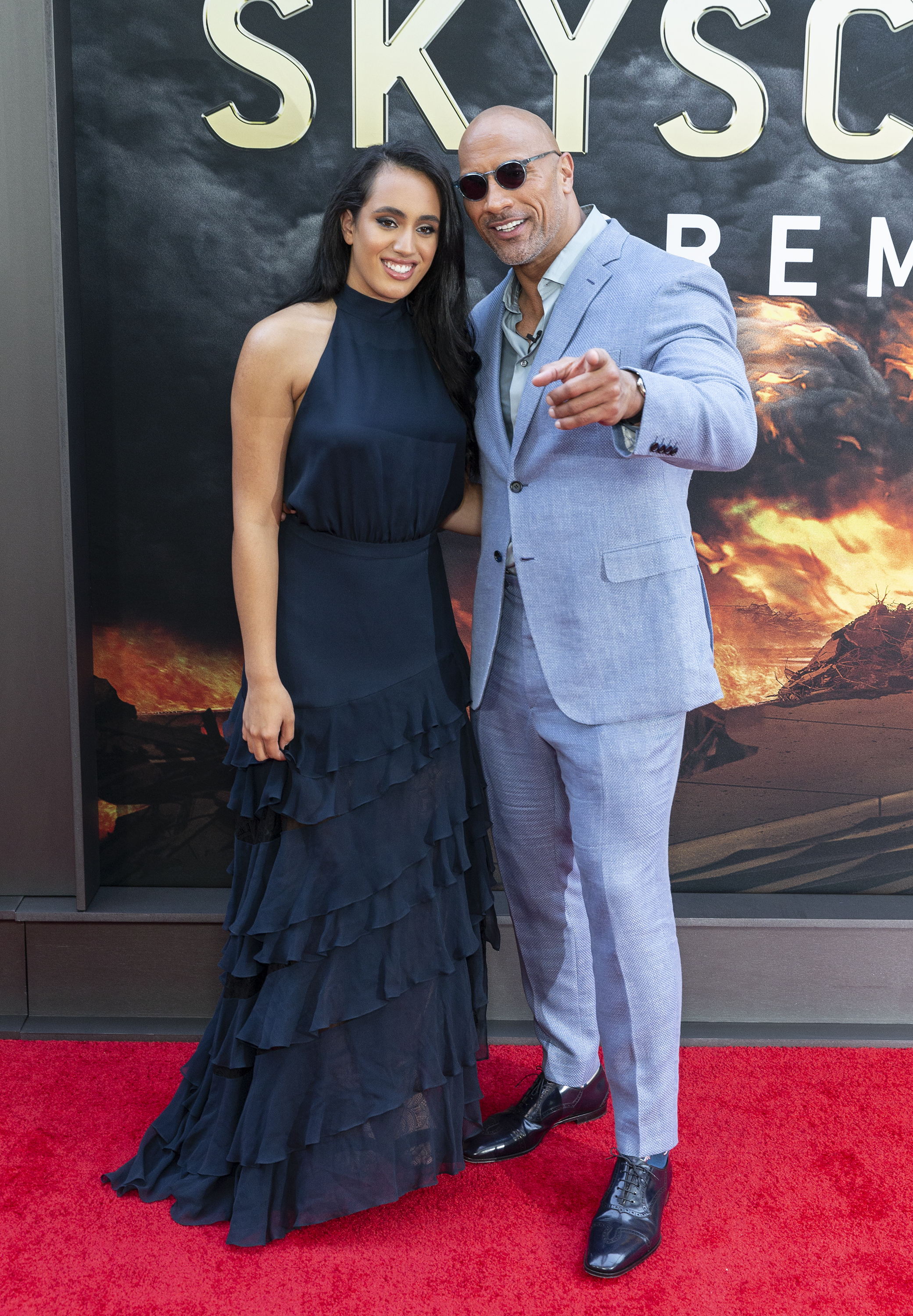 Simone und Dwayne Johnson besuchen die Premiere von "Skyscraper" am 10. Juli 2018 | Quelle: Getty Images