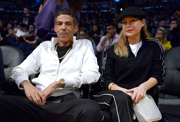 Chris Ivery und Ellen Pompeo besuchen ein Basketballspiel im Staples Center | Quelle: Getty Images