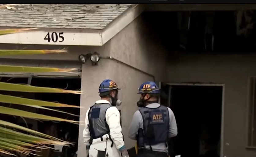 Feuerwehrleute vor dem Haus, das in Brand geriet und fünf Kinder tötete | Quelle: Youtube.com/AZFamily | Arizona News
