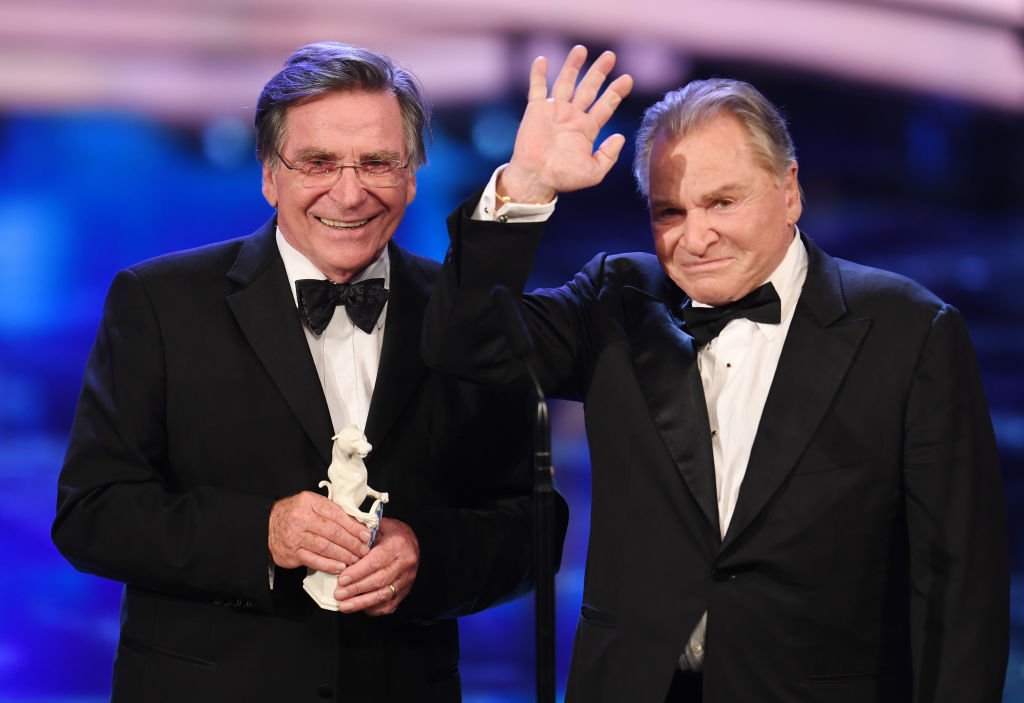 Elmar Wepper und Fritz Wepper erhalten die Trophäe bei der Preisverleihung des Bayerischen Fernsehpreises im Prinzregententheater | Quelle: Getty Images