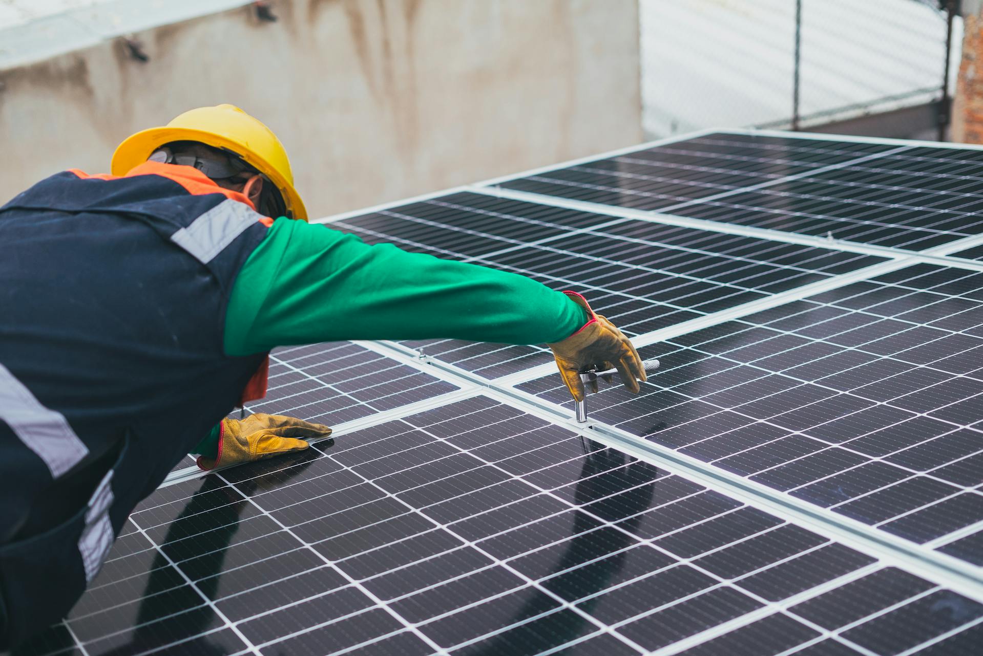 Ein Mann arbeitet an einem Solarpanel | Quelle: Pexels