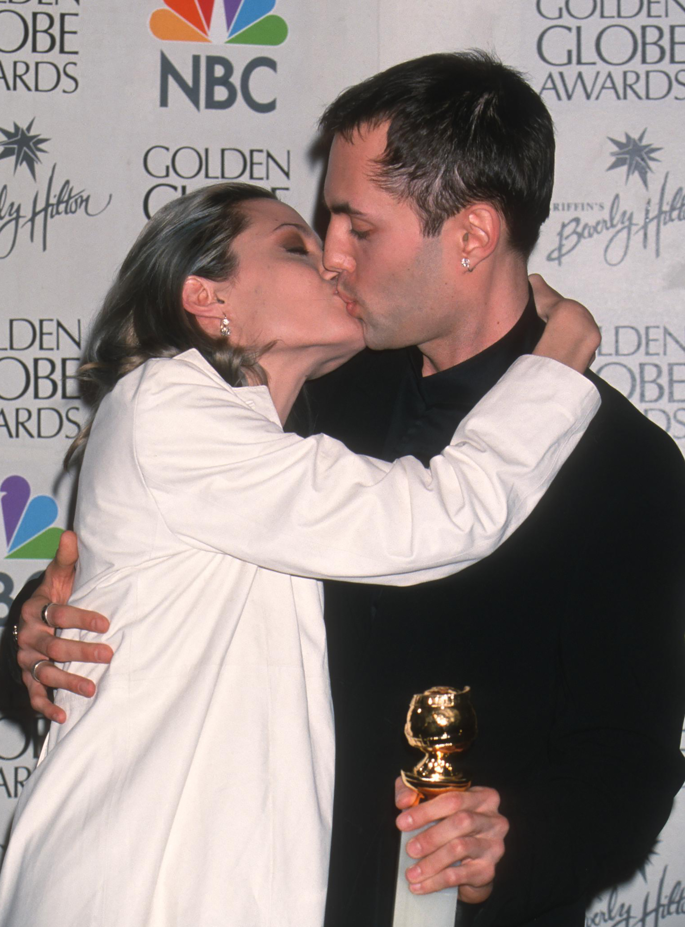 Angelina Jolie und James Haven küssen sich bei den 57. jährlichen Golden Globe Awards am 24. Januar 2000 in Beverly Hills, Kalifornien. | Quelle: Getty Images