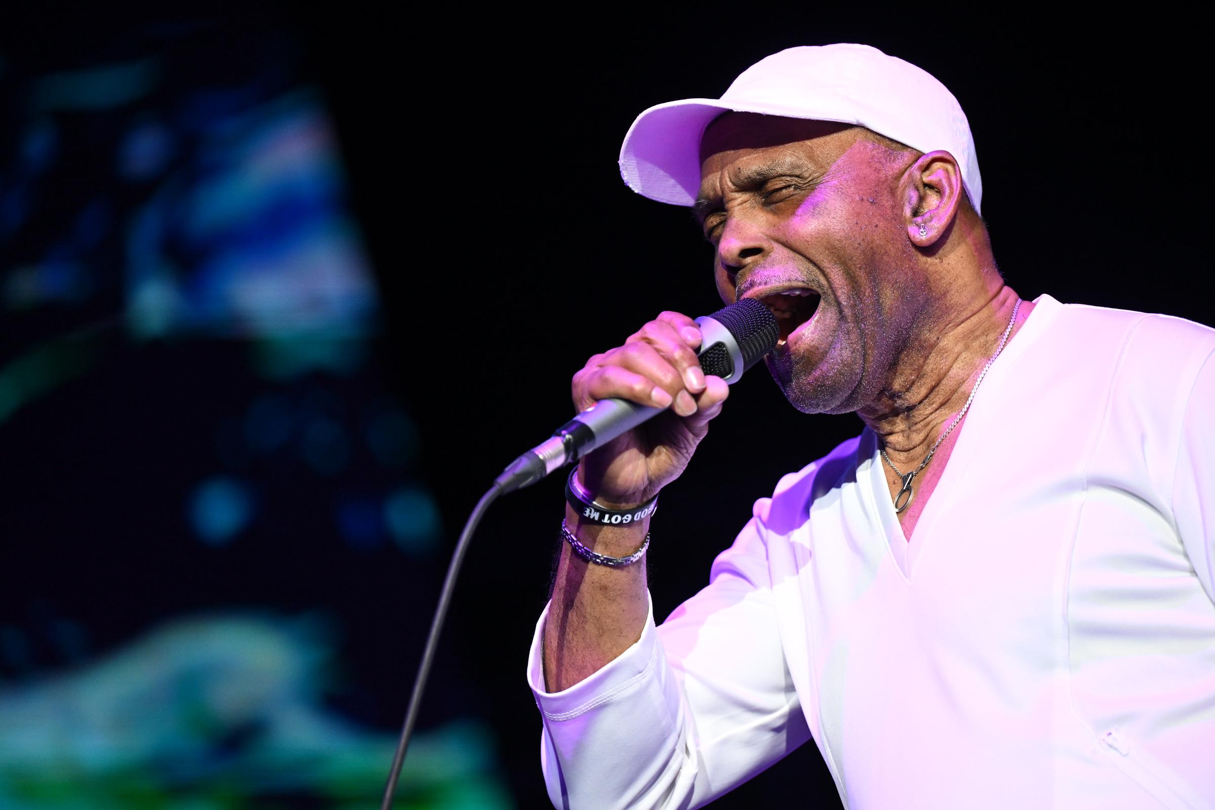 Frankie Beverly von Frankie Beverly and Maze performt auf der Bühne während der Frankie Beverly and Maze Farewell Tour in Atlanta, Georgia, am 22. März 2024 | Quelle: Getty Images