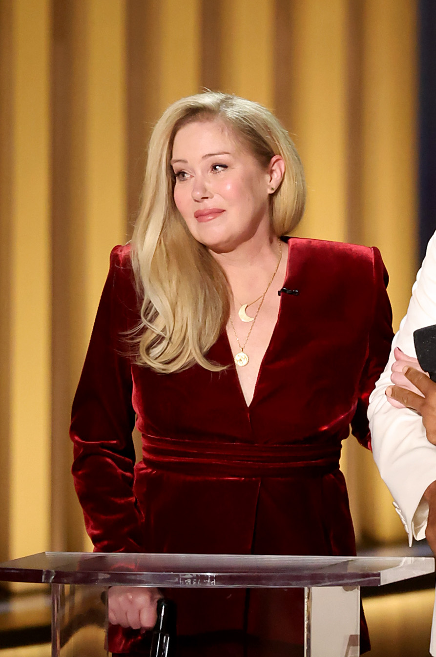 Christina Applegate spricht auf der Bühne während der 75. Primetime Emmy Awards im Peacock Theater in Los Angeles, Kalifornien, am 15. Januar 2024 | Quelle: Getty Images