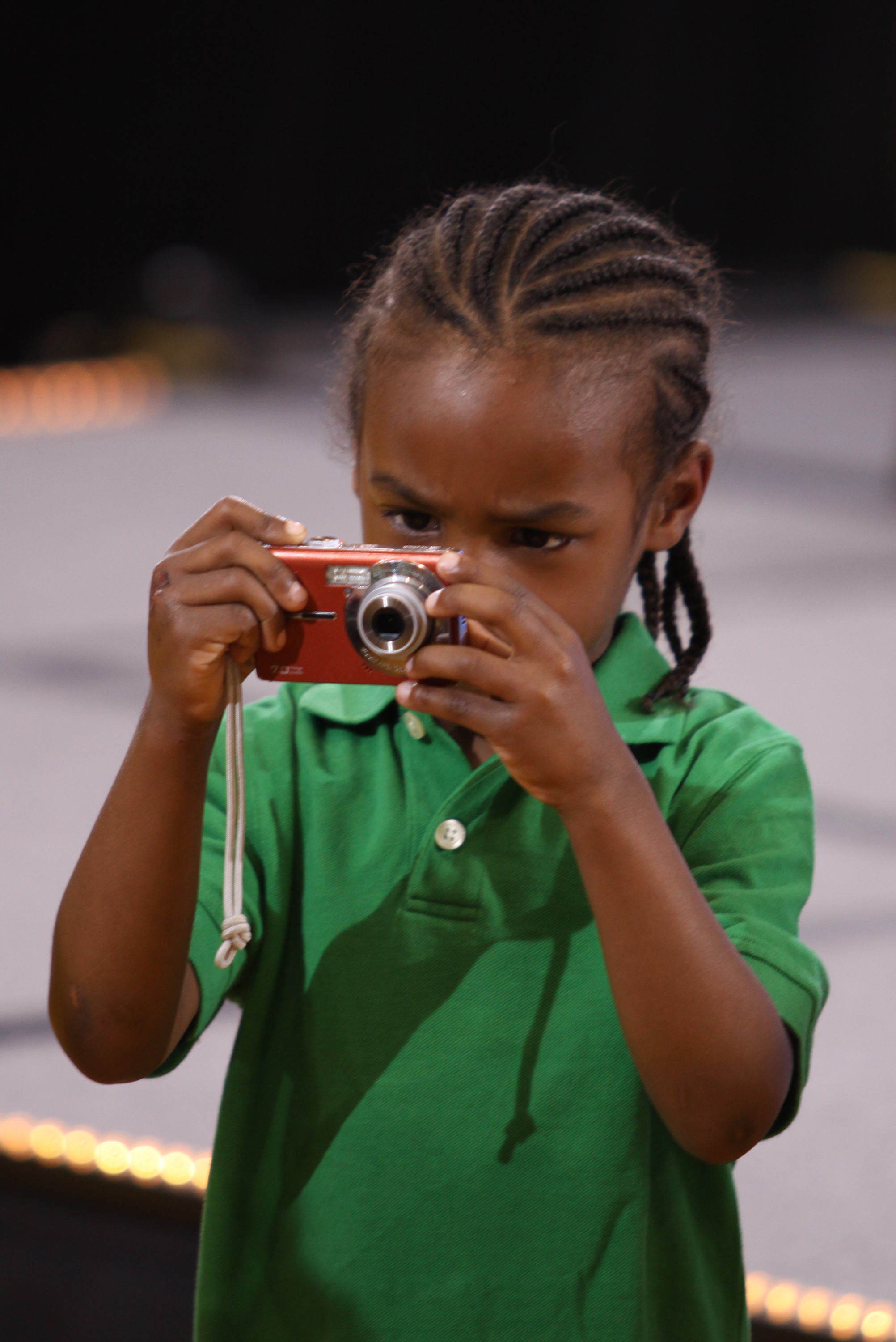 Bronny James macht Fotos von der Menge, die sich für seinen Vater LeBron James am 4. Mai 2009 versammelt hat | Quelle: Getty Images