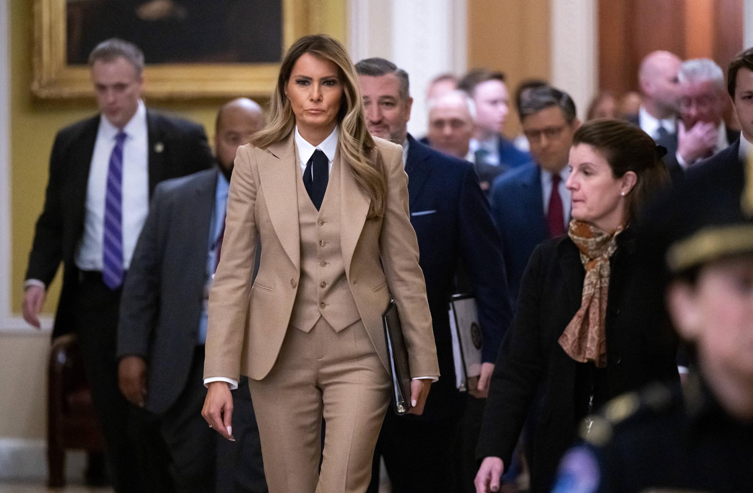 U.S. First Lady Melania Trump geht zu einem Treffen, um auf die Verabschiedung des Take It Down Act durch den US-Senat im US-Kapitol in Washington, D.C., am 3. März 2025 zu drängen | Quelle: Getty Images