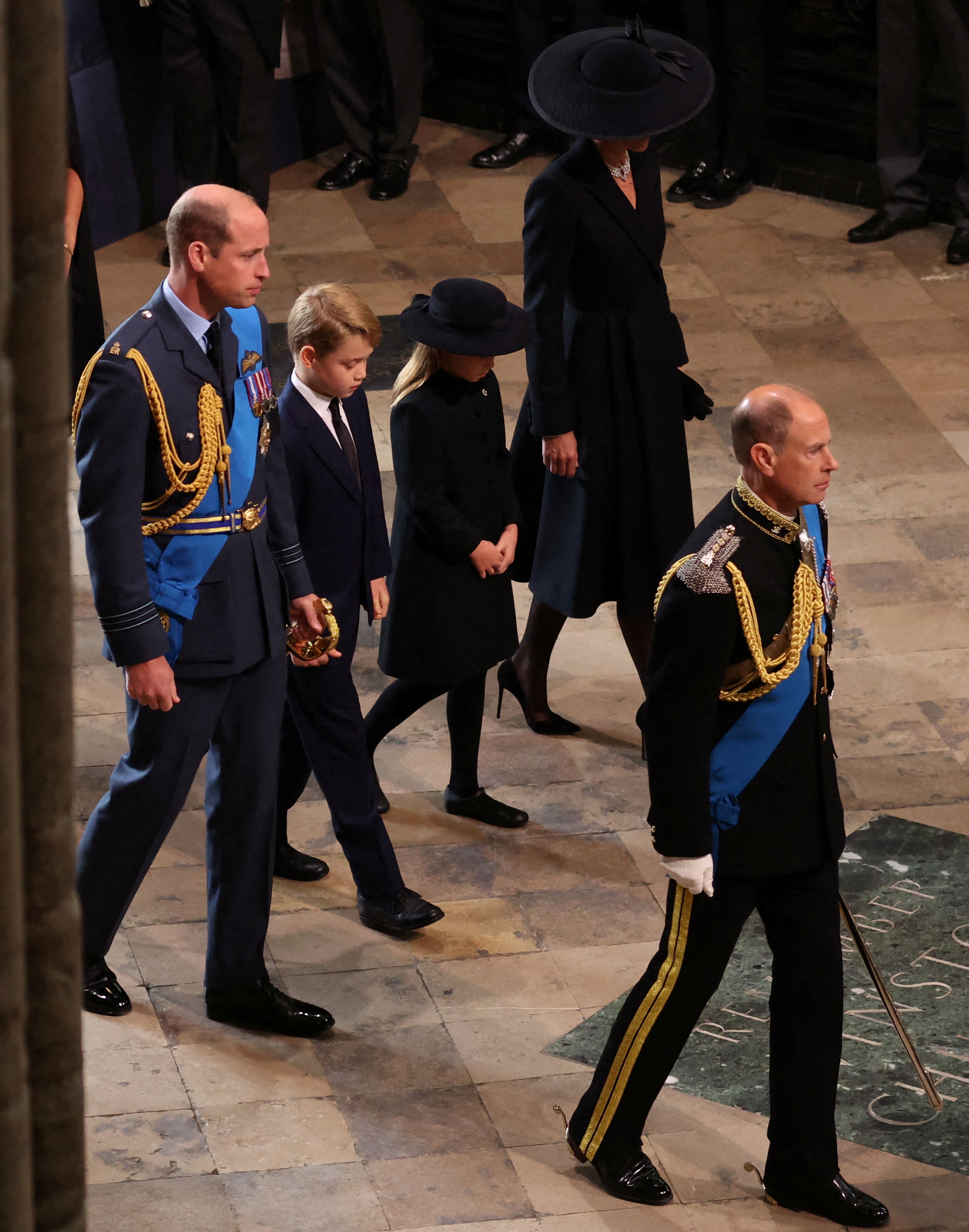 Prinz William, Prinz George, Prinzessin Charlotte, Catherine und Prinz Edward treffen am 19. September 2022 in der Westminster Abbey in London ein | Quelle: Getty Images
