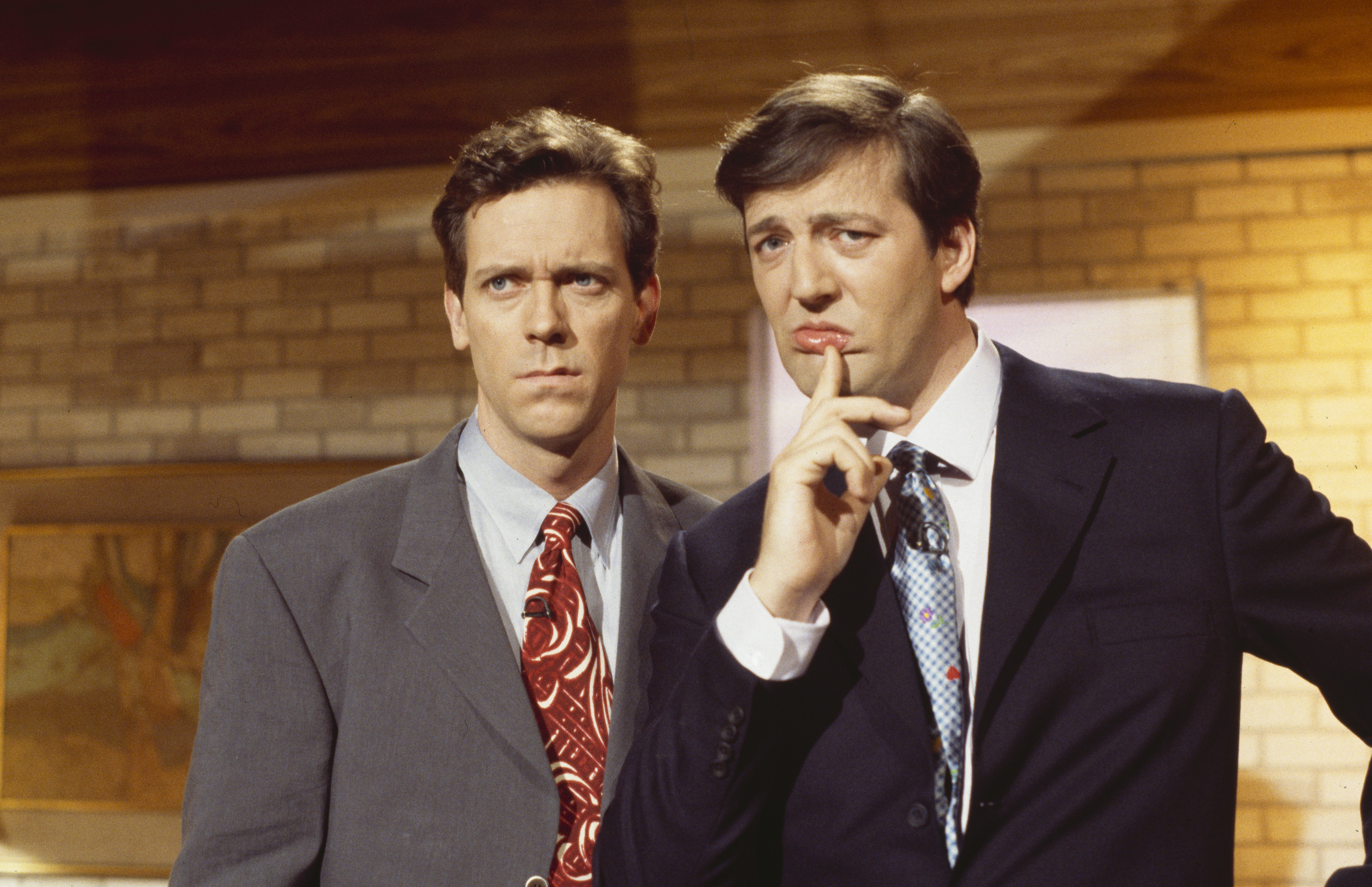 Hugh Laurie und Stephen Fry in einem Sketch aus der BBC-Fernsehserie "A Bit of Fry and Laurie" am 29. März 1994. | Quelle: Getty Images