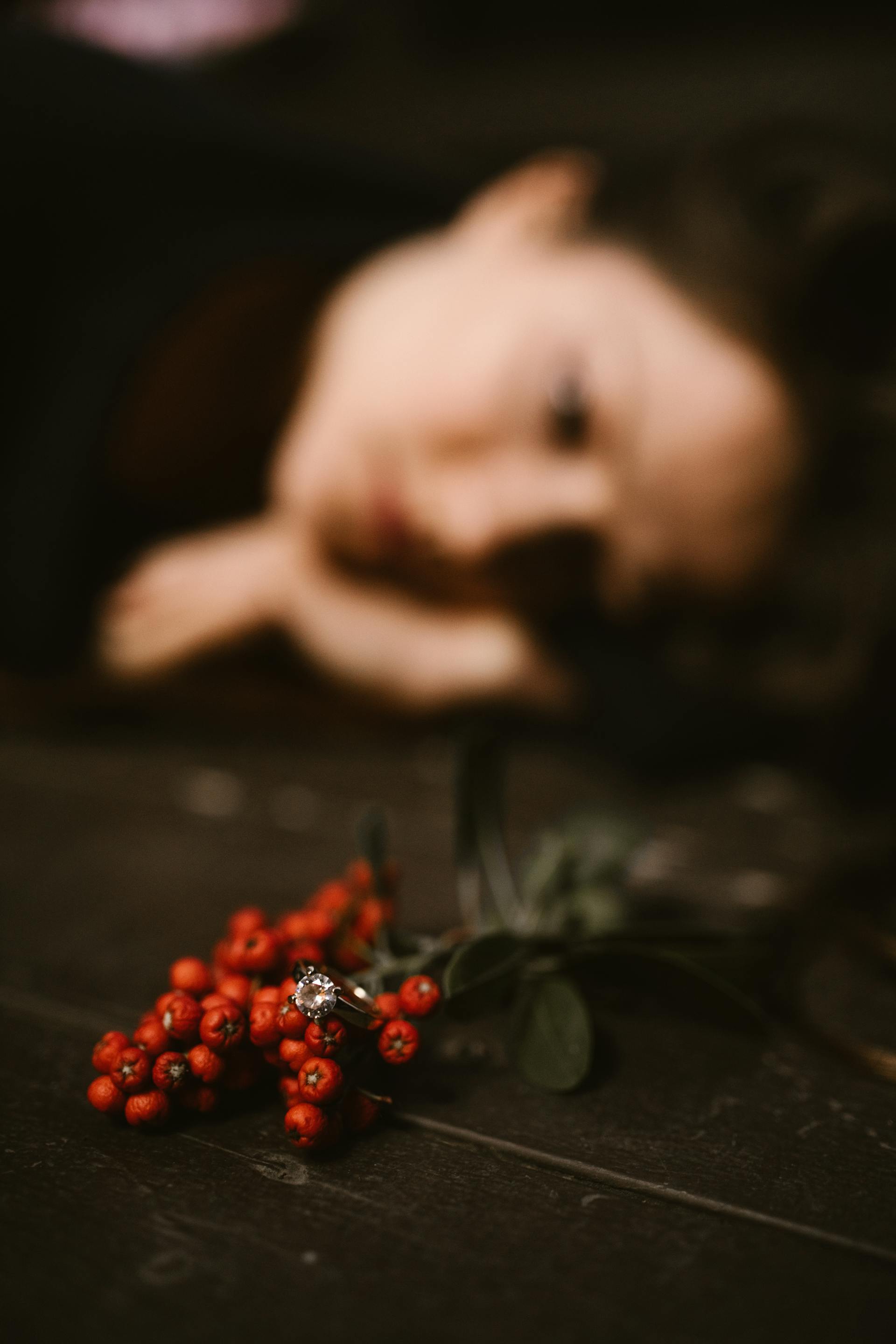 Ein verschwommenes Foto einer traurigen Frau, die auf ihren Ehering schaut | Quelle: Pexels