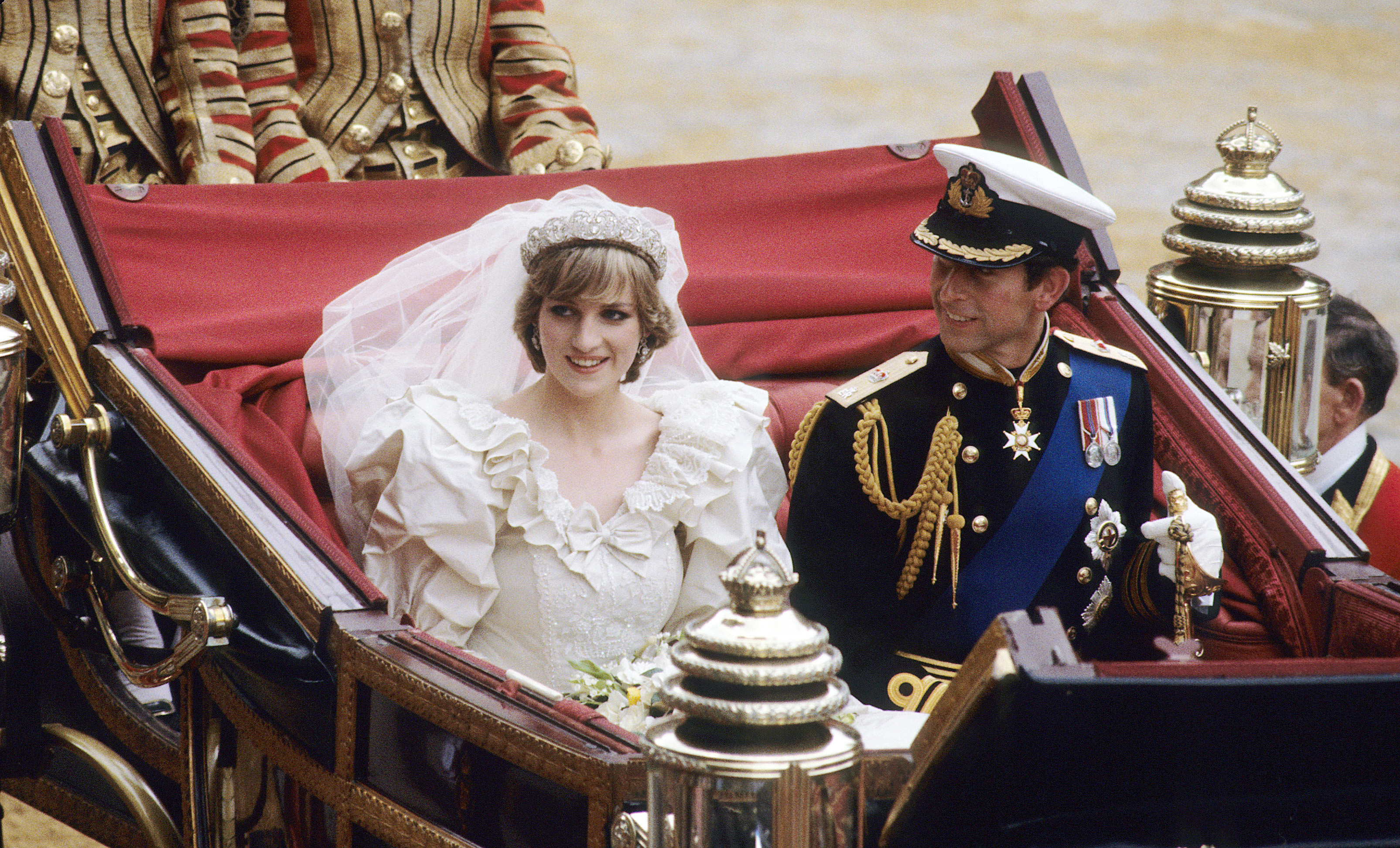 Der Prinz und die Prinzessin von Wales kehren am 29. Juli 1981 in London, England, mit der Kutsche zum Buckingham Palace zurück. | Quelle: Getty Images