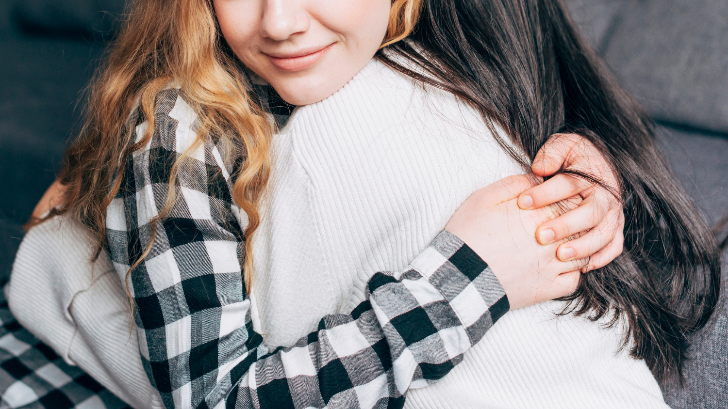 Ein erfreutes Mädchen, das seine Mutter umarmt | Quelle: Freepik
