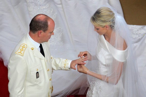 Fürstin Charlene von Monaco steckt Fürst Albert II. von Monaco während ihrer kirchlichen Trauung im Haupthof des Fürstenpalastes am 2. Juli 2011 in Monaco den Ring an den Finger | Quelle: Getty Images