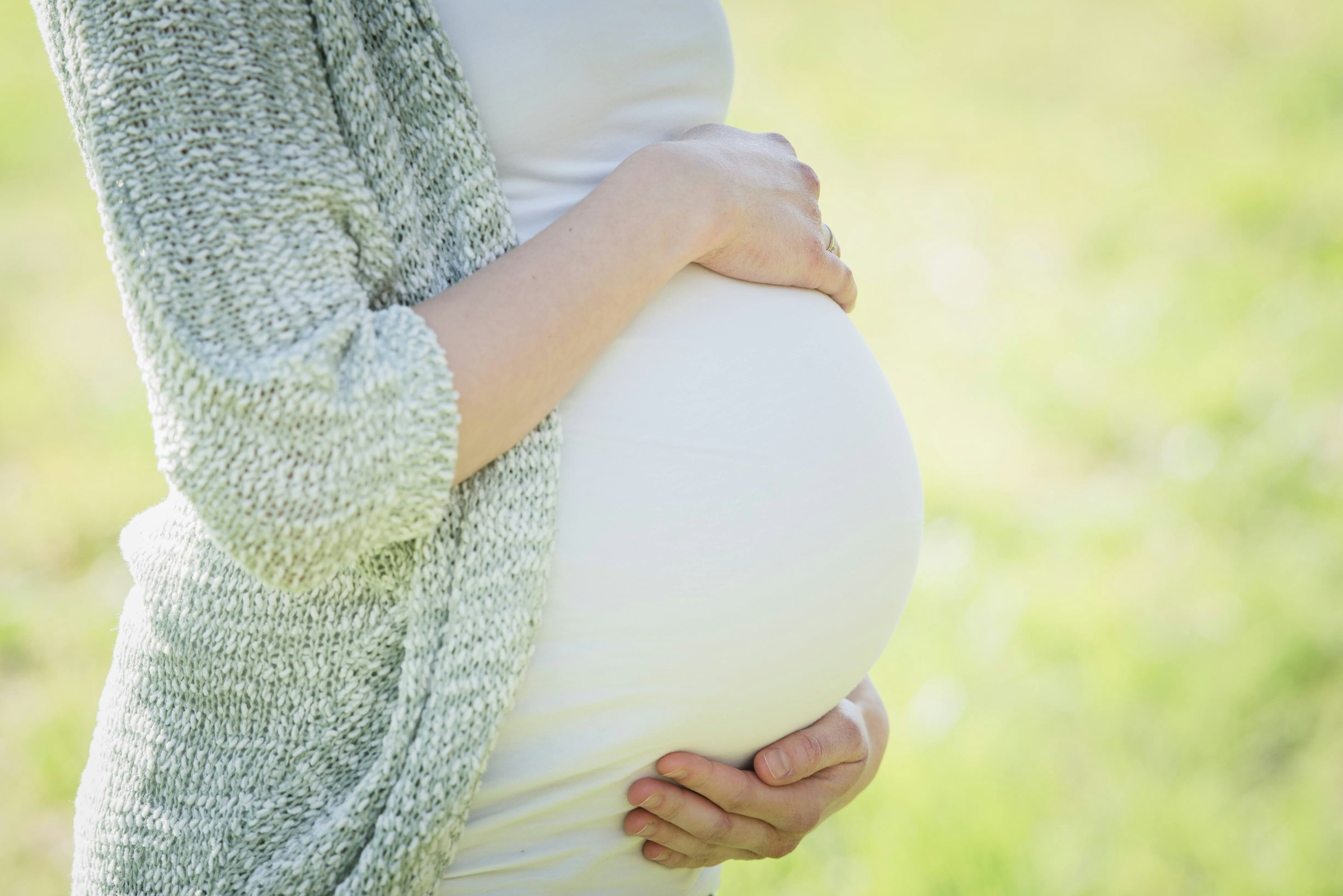 Eine schwangere Frau, die ihren Babybauch hält | Quelle: Unsplash