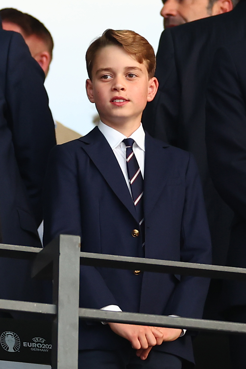 Prinz George schaut sich am 14. Juli 2024 in Berlin das Finale der UEFA-EM 2024 zwischen England und Spanien an. Der junge Royal besuchte das Spiel zusammen mit Prinz William, zwei Jahre bevor er sein Studium am Eton College begann. | Quelle: Getty Images