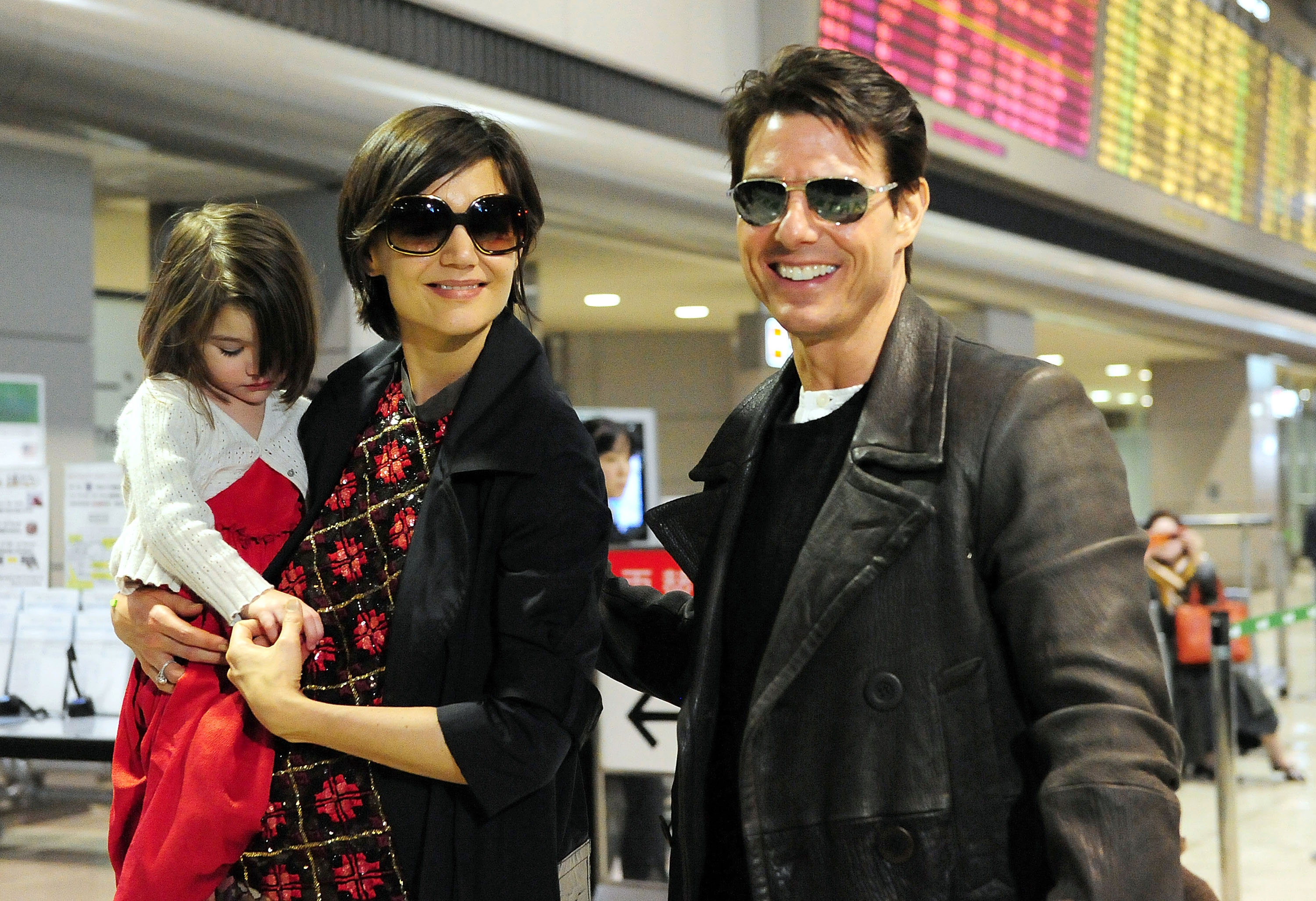 Tom Cruise, Katie Holmes und Suri Cruise am 8. März 2009 in Narita, Chiba, Japan.