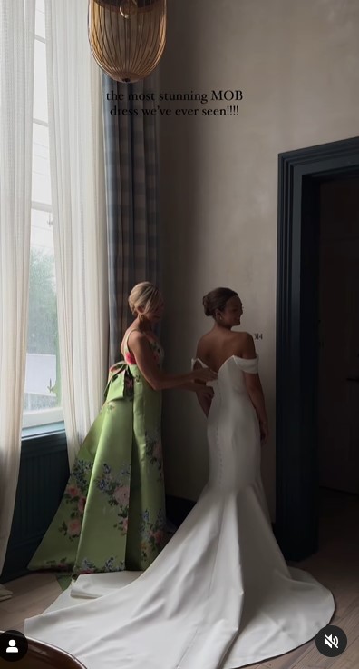 Lori DeWitt und Amanda DeWitt LeBlanc bei ihrer Hochzeit in einem Clip, der am 5. Juni 2024 hochgeladen wurde | Quelle: Instagram/capturedbychloe.co