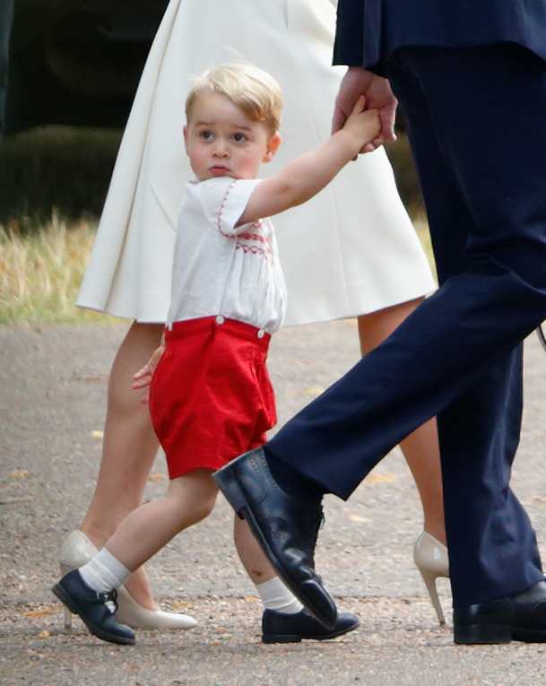 Der junge Prinz George hält bei der Taufe von Prinzessin Charlotte am 5. Juli 2015 in Norfolk die Hand seines Vaters. Mehr als ein Jahrzehnt später gewöhnt sich George als Internatsschüler am Eton College an das Leben fernab seiner Familie. | Quelle: Getty Images