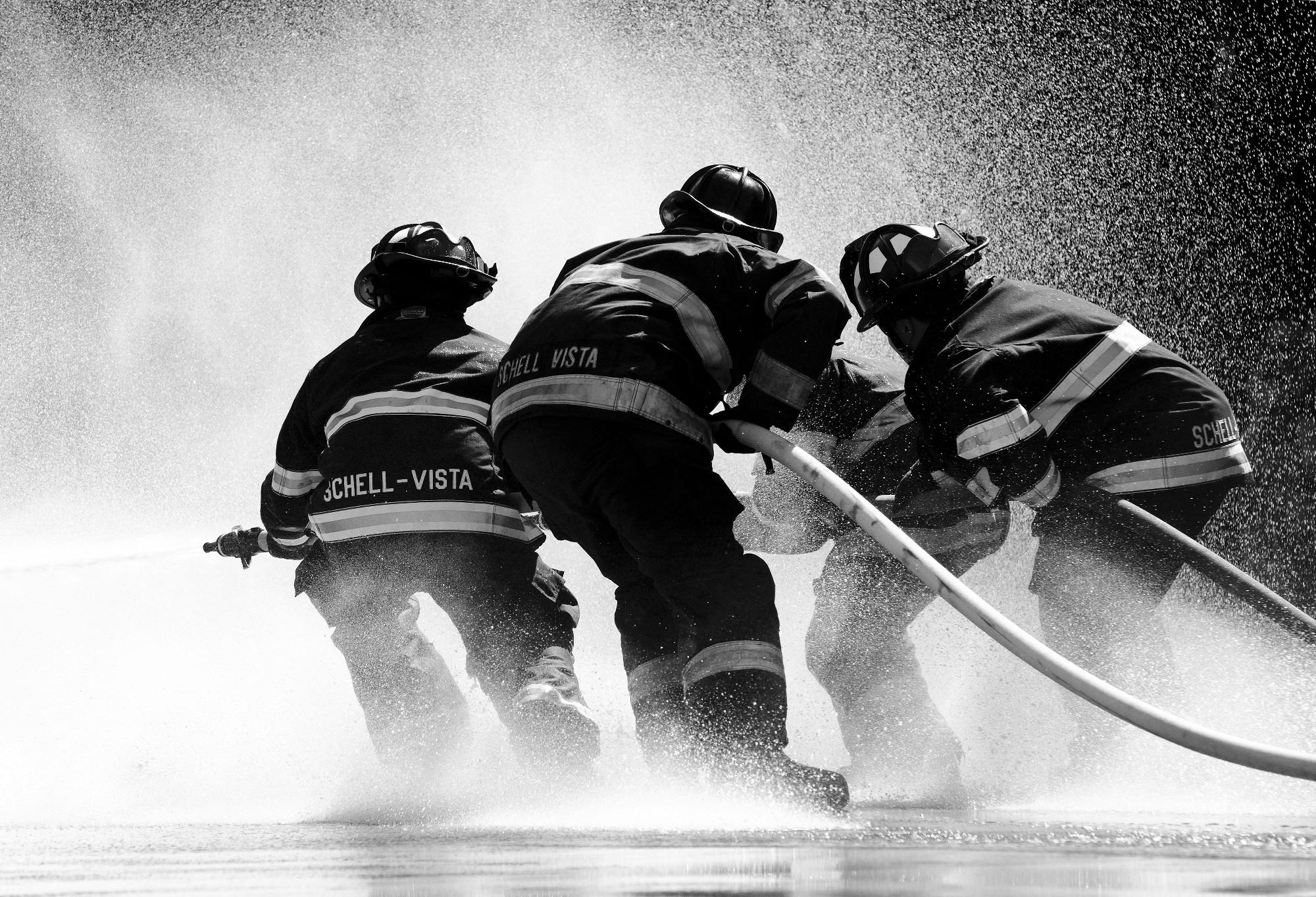 Feuerwehrleute bei der Arbeit | Quelle: Pexels