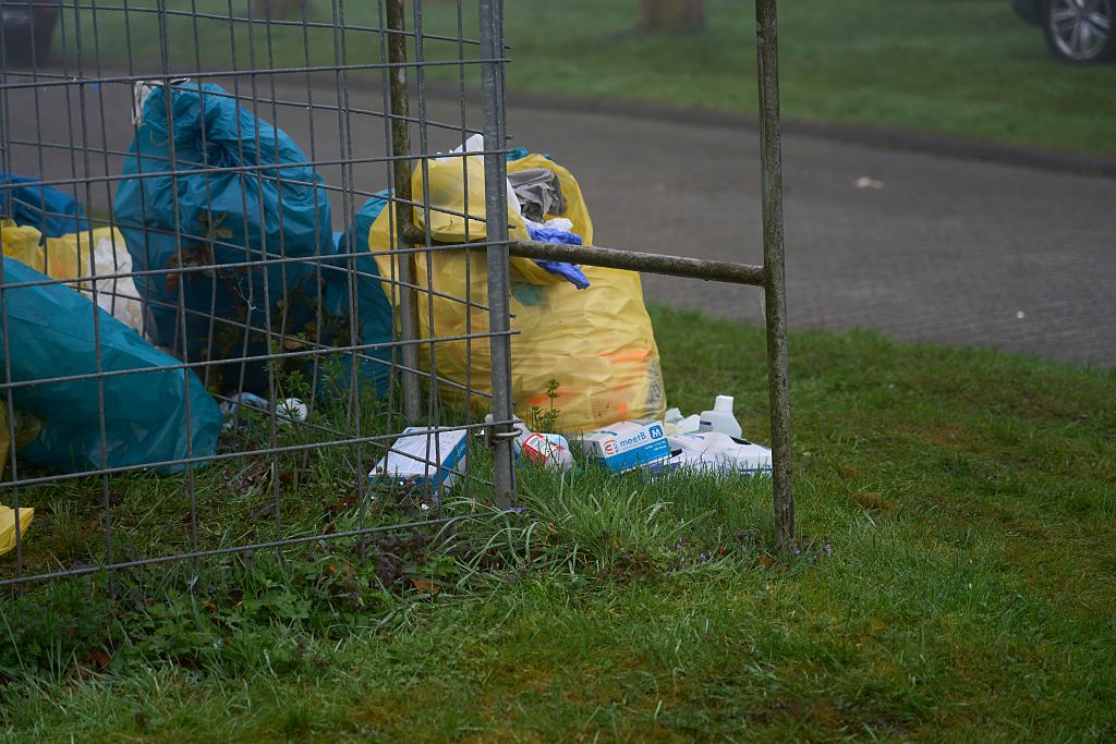17. April 2026, Hessen, Runkel: Gebrauchte medizinische Rettungsausrüstung wie Verbände, Handschuhe und Desinfektionsmittel liegen auf der Zufahrtsstraße zur Gerberei in Runkel. | Quelle: Getty Images