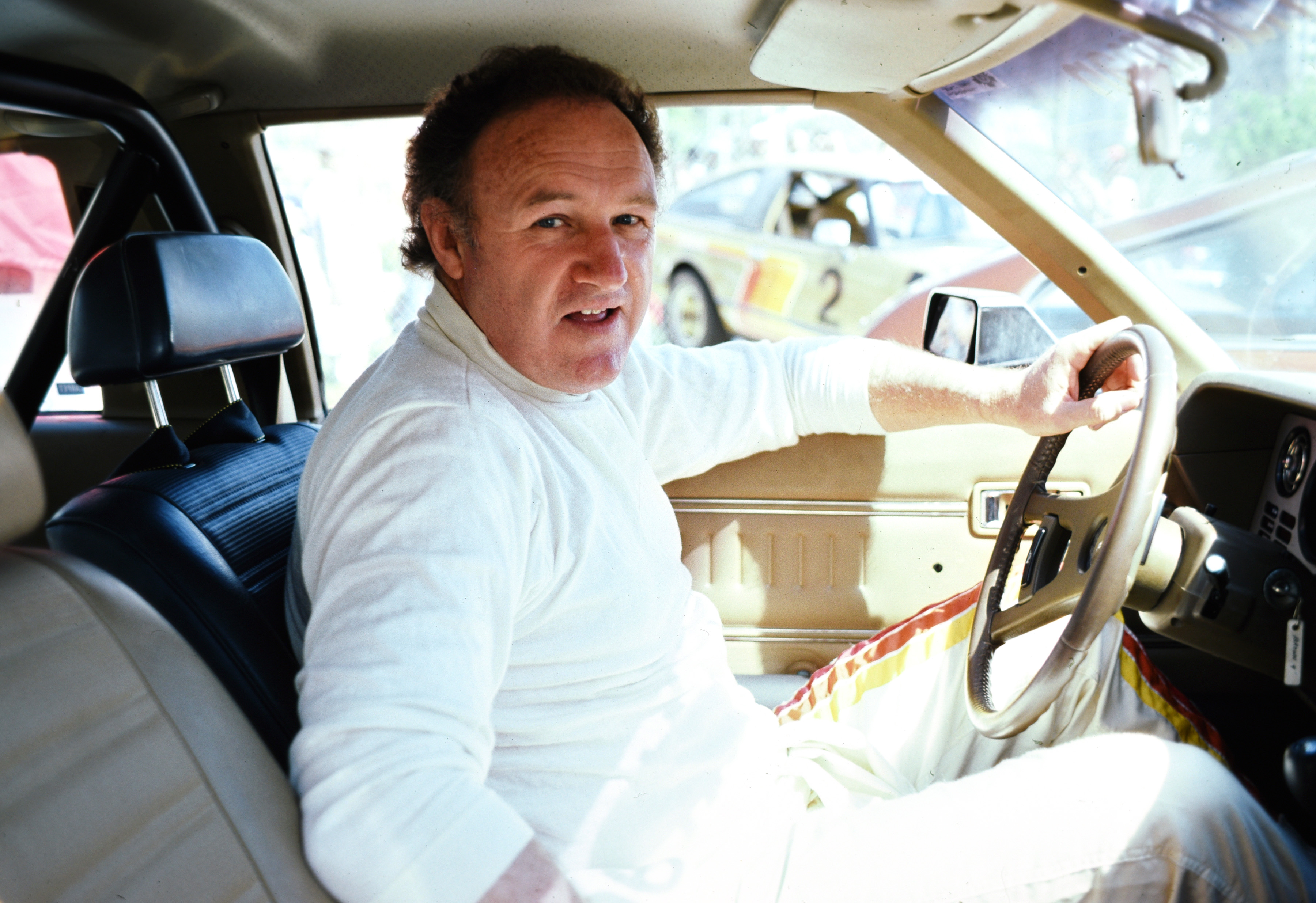 Gene Hackman am Steuer eines Toyota Celica in Long Beach, Kalifornien, am 14. März 1981. | Quelle: Getty Images