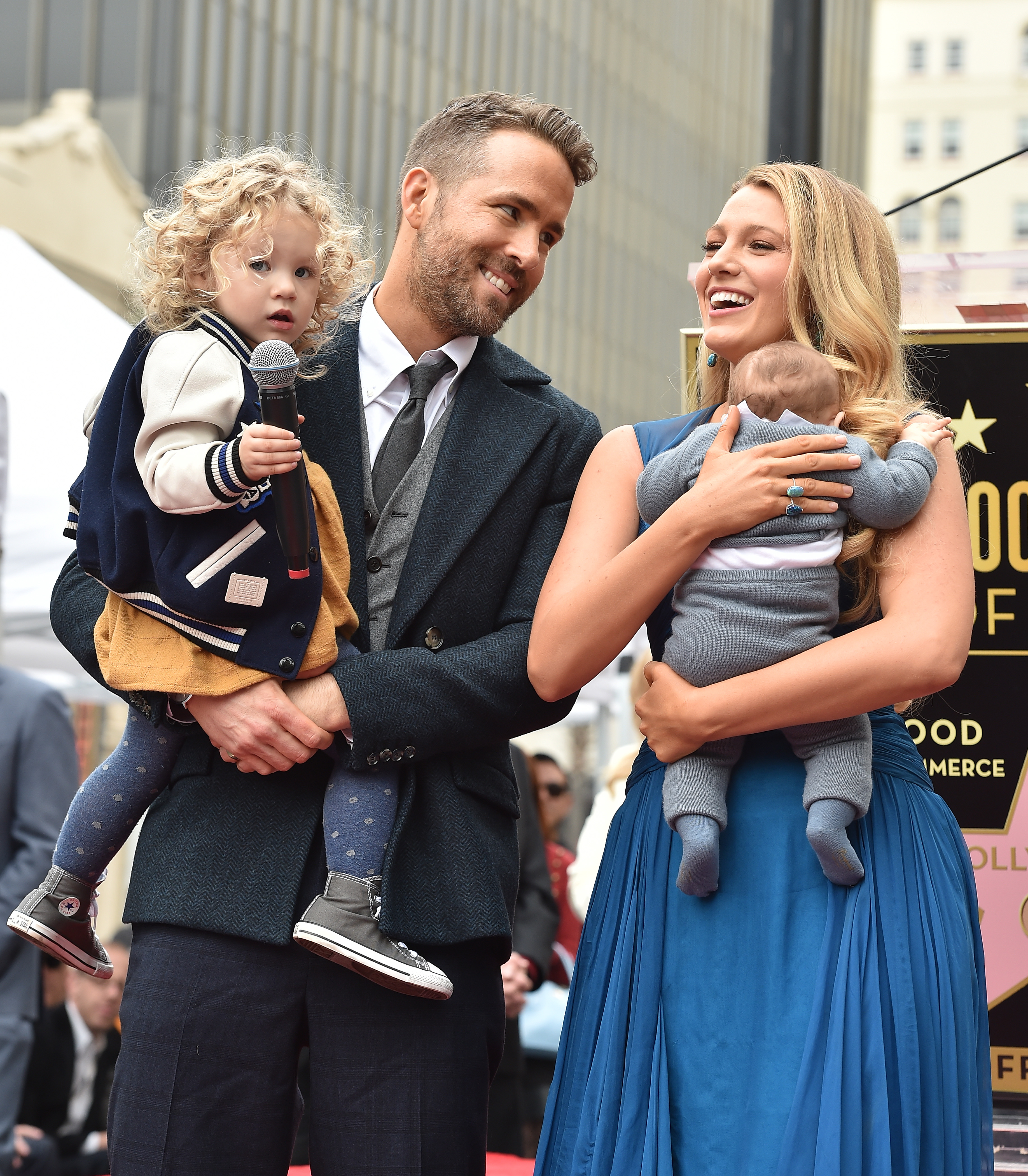 Ryan Reynolds und Blake Lively mit ihren Töchtern bei der Ehrung von Reynolds mit einem Stern auf dem Hollywood Walk of Fame am 15. Dezember 2016 in Hollywood, Kalifornien. | Quelle: Getty Images
