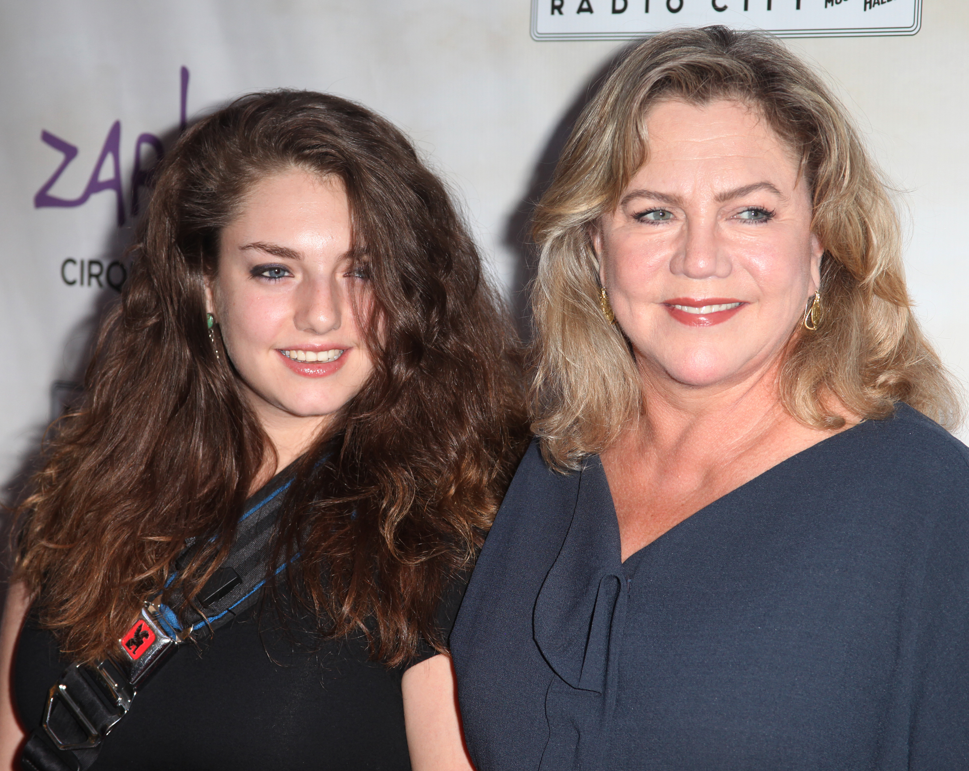 Rachel Ann Weiss und Kathleen Turner bei der "Zarkana"-Premiere in New York im Jahr 2011 | Quelle: Getty Images