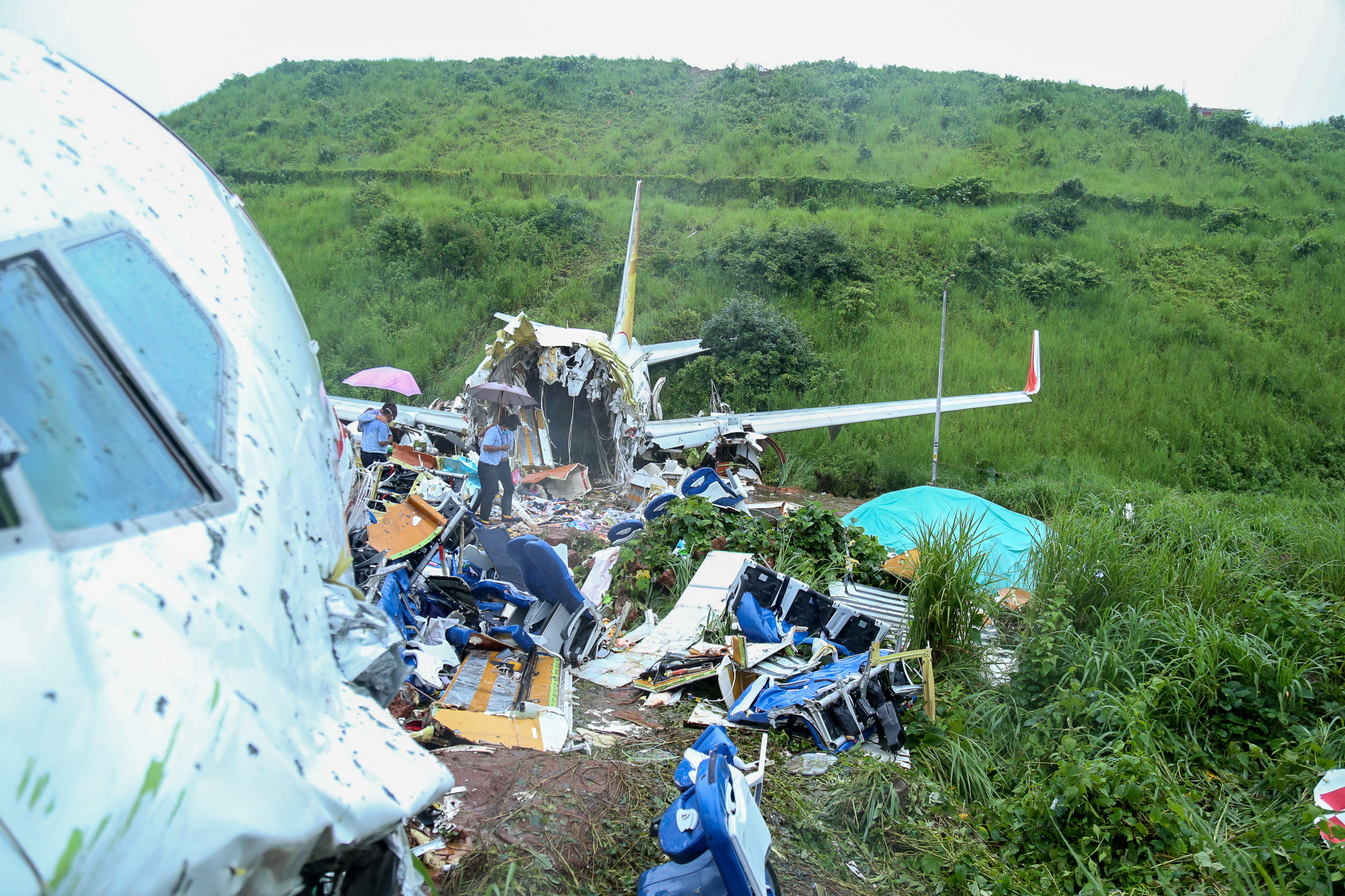 Das Flugzeug der Air India Express nach dem Absturz in Kerala, Indien, am 8. August 2020. | Quelle: Getty Images