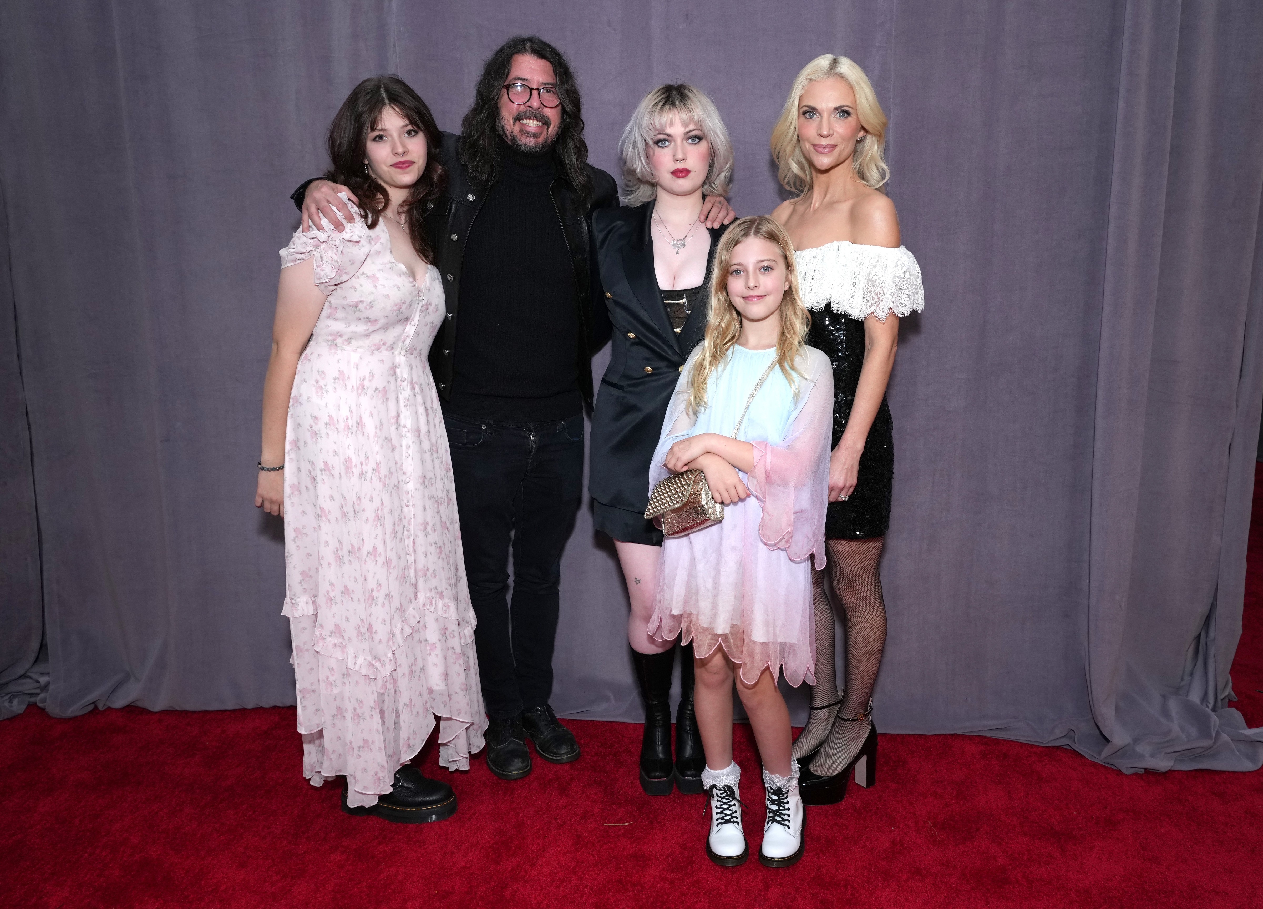 Harper Grohl, Dave Grohl, Violet Grohl, Ophelia Grohl und Jordyn Grohl besuchen die 65. GRAMMY Awards am 05. Februar 2023 in Los Angeles, Kalifornien. | Quelle: Getty Images