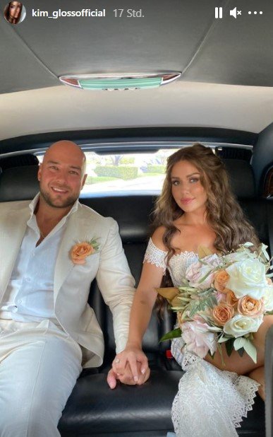 Kim und Alexander in einer Limousine während der Hochzeit. | Quelle: Instagram.com/kim_glossofficial