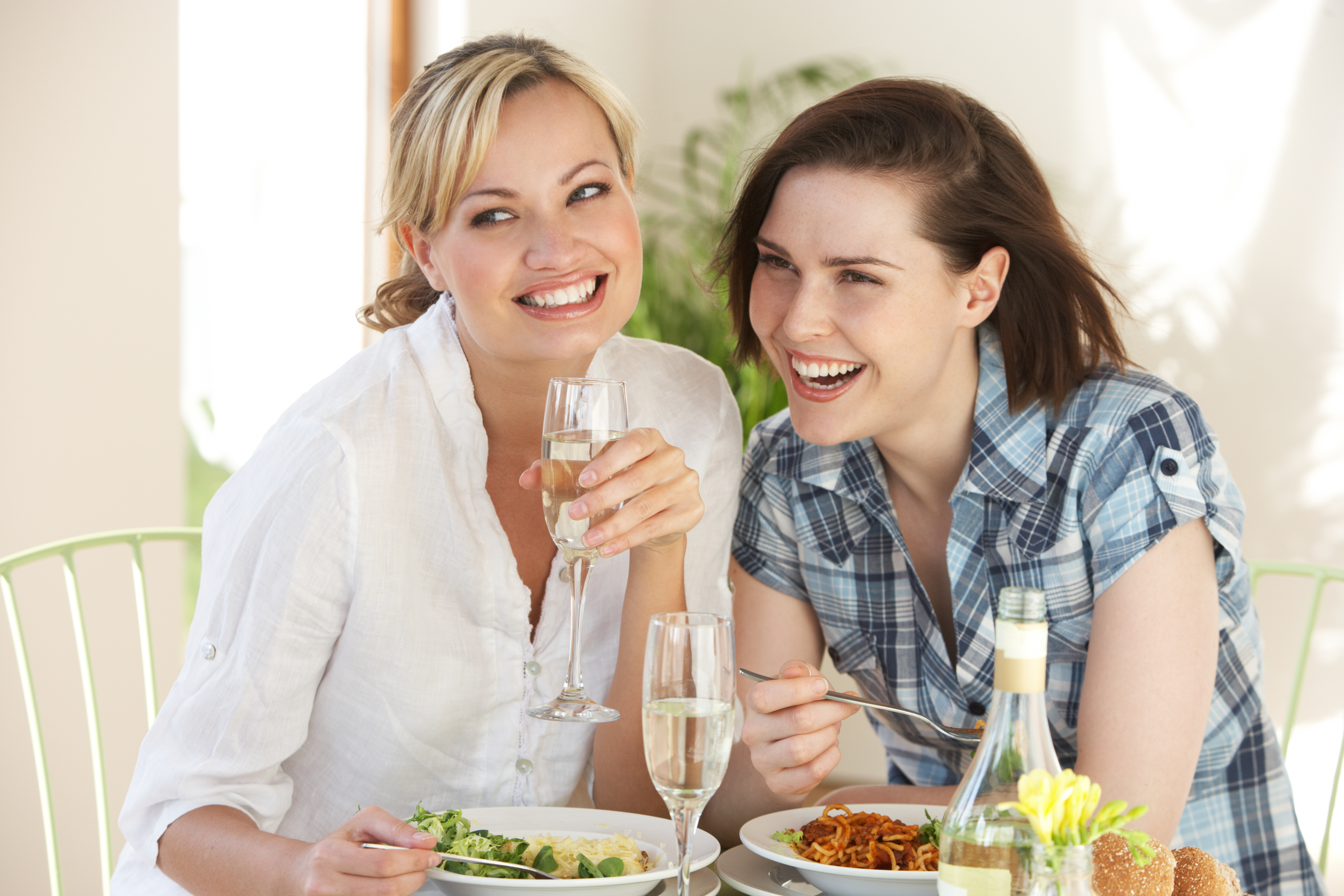 Zwei Frauen bei einer Mahlzeit im Café | Quelle: Getty Images