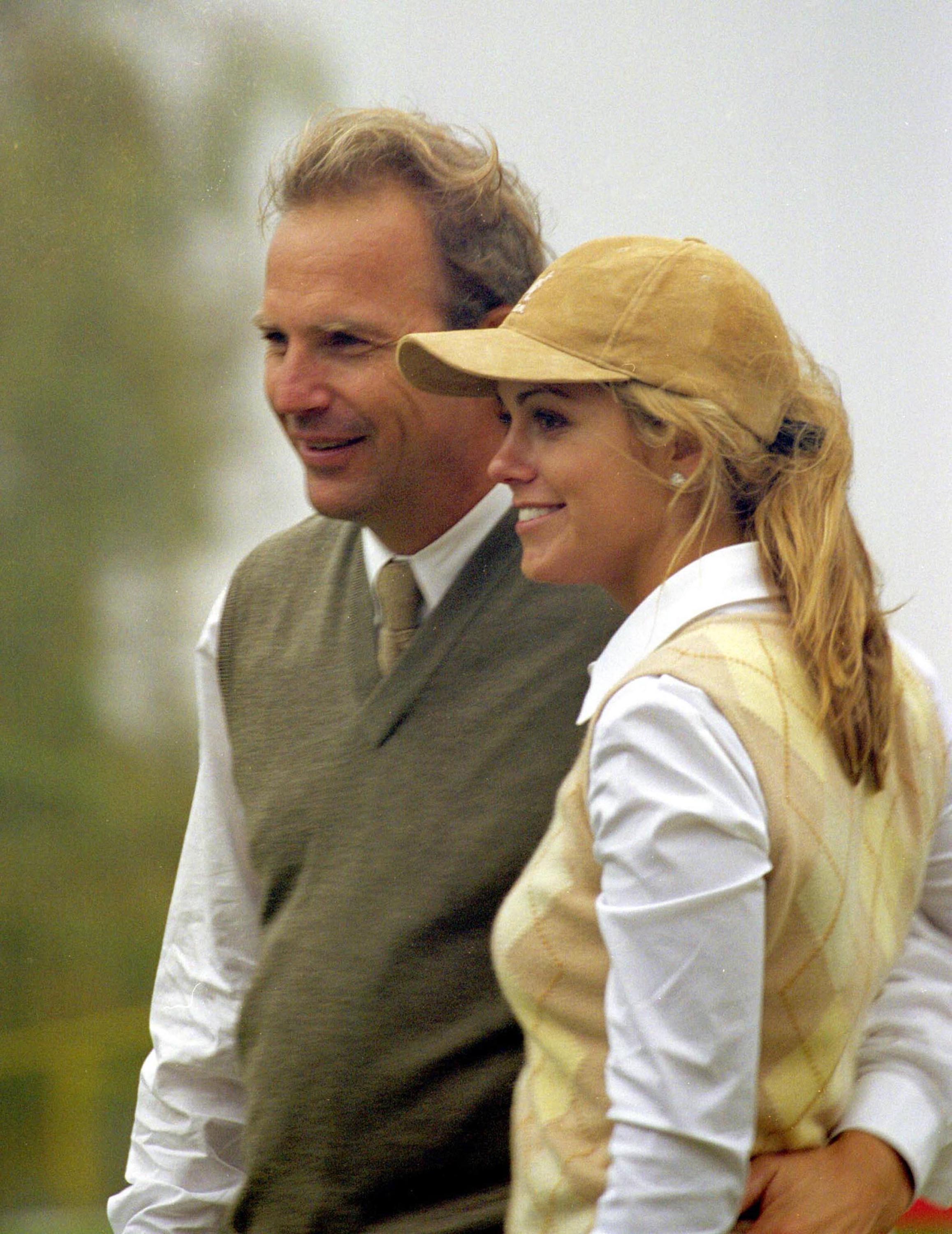 Kevin Costner und Christine Baumgartner beim Big 3 Records Monte Carlo Invitational Pro-Celebrity Golf Tournament am 6. Oktober 2000. | Quelle: Getty Images