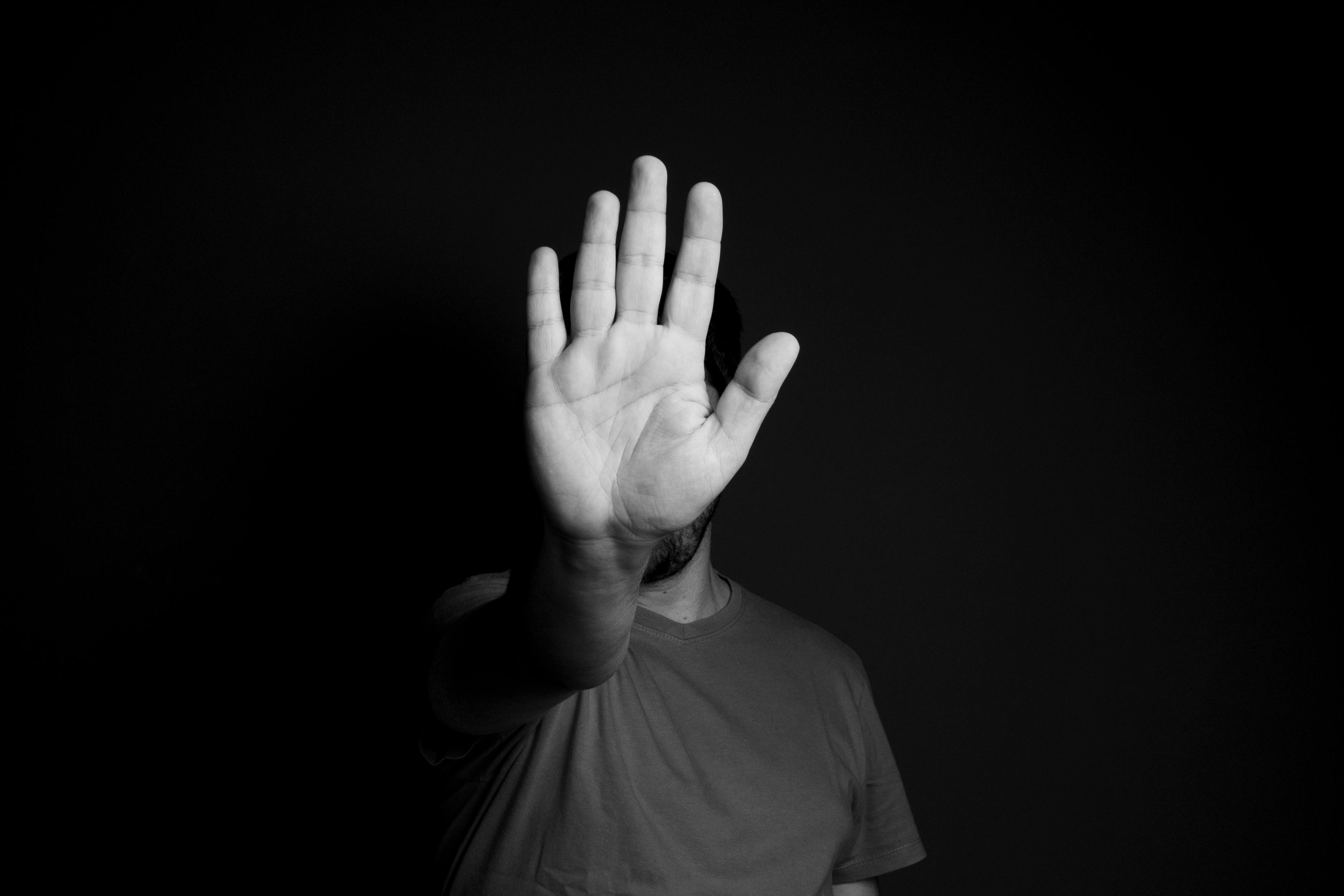Eine Hand, die die Handfläche zeigt | Quelle: Pexels