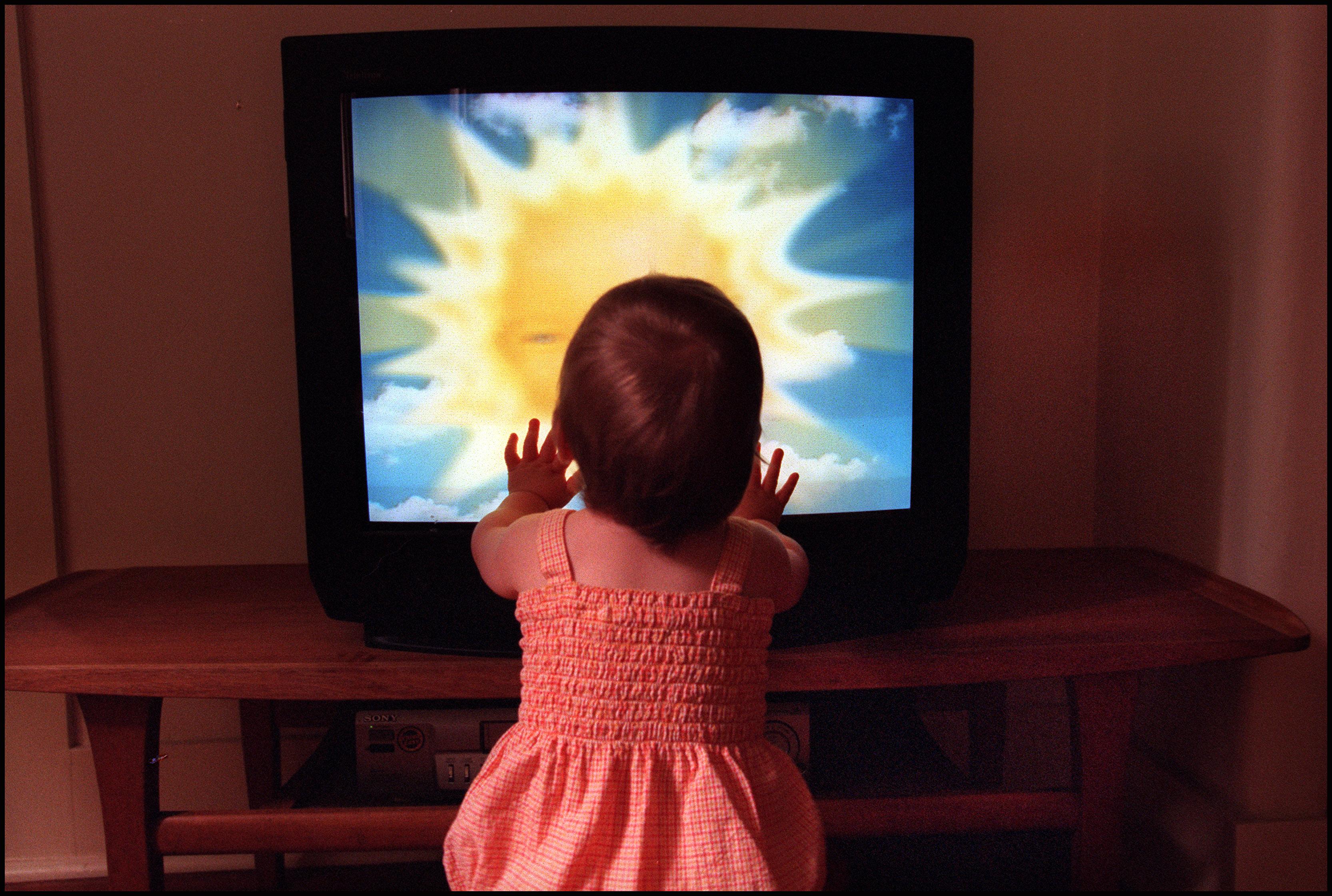 Ein Baby sieht sich am 28. Dezember 2001 die "Teletubbies" im Fernsehen an | Quelle: Getty Images