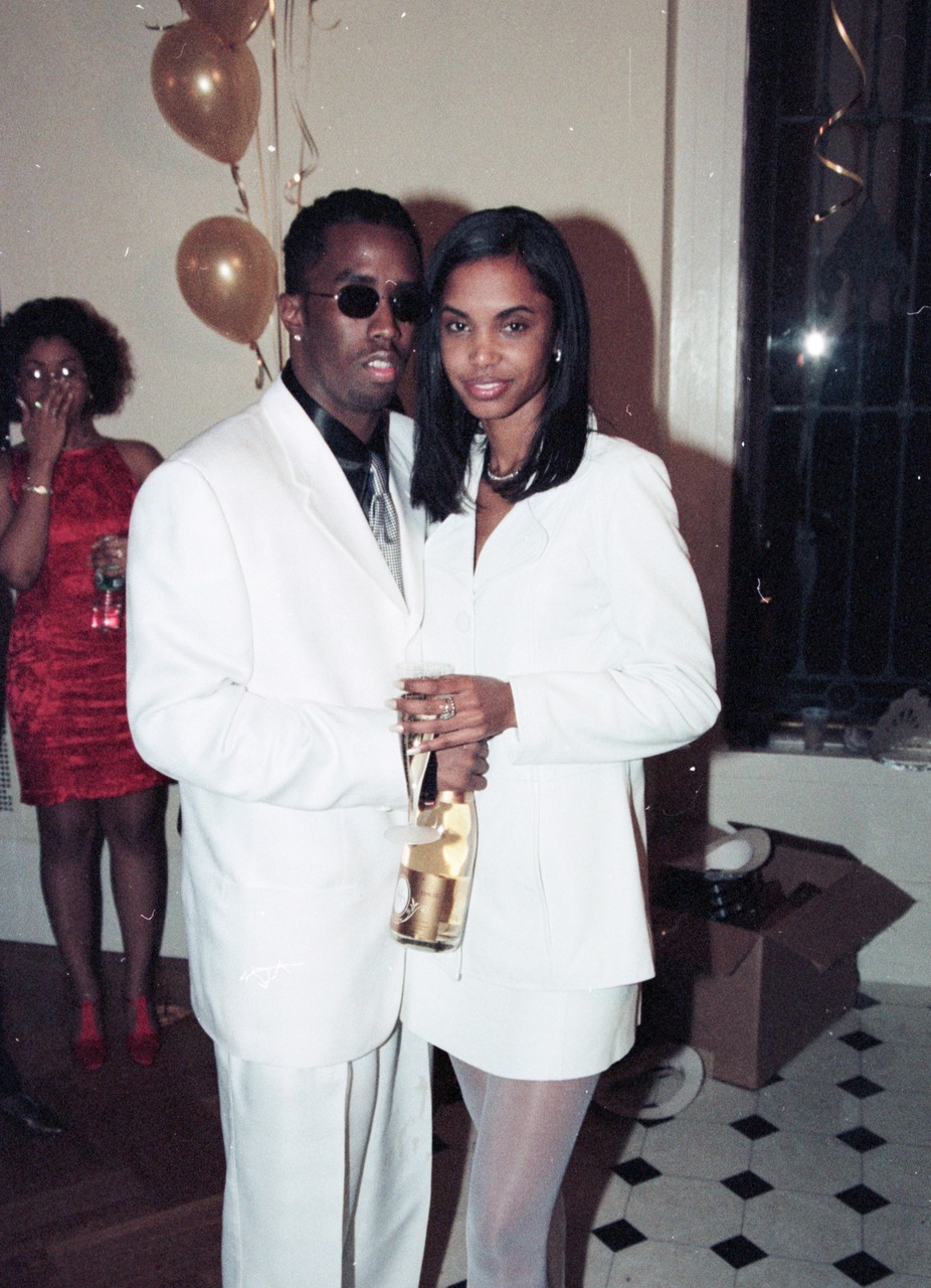 Sean Combs und Kim Porter posieren am 31. Dezember 1994 | Quelle: Getty Images