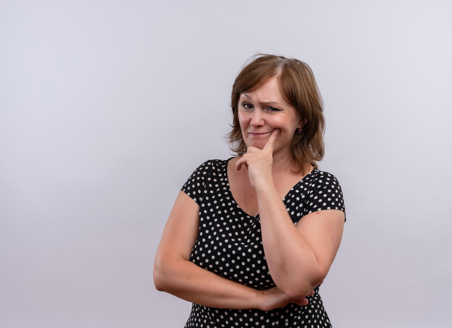 Eine nachdenkliche Frau, die jemanden anschaut | Quelle: Freepik