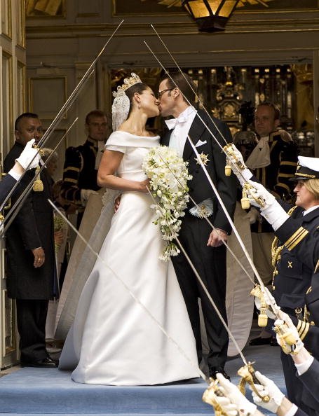 Kronprinzessin Victoria von Schweden, Herzogin von Vastergotland und ihr Ehemann Prinz Daniel von Schweden, Herzog von Vastergotland küssen sich, als sie die Storkyrkan-Kirche nach ihrer Trauung am 19. Juni 2010 in Stockholm verlassen | Quelle: Getty Images