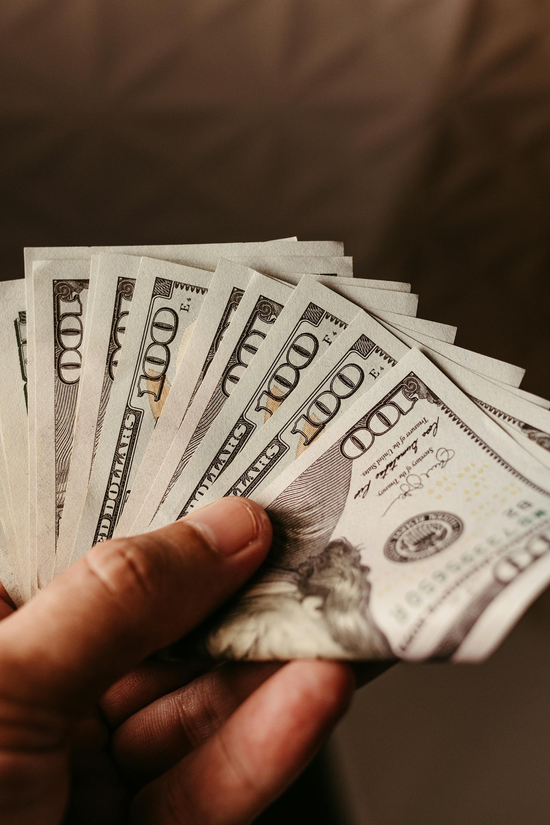 Ein Mann mit Geld in der Hand | Quelle: Pexels