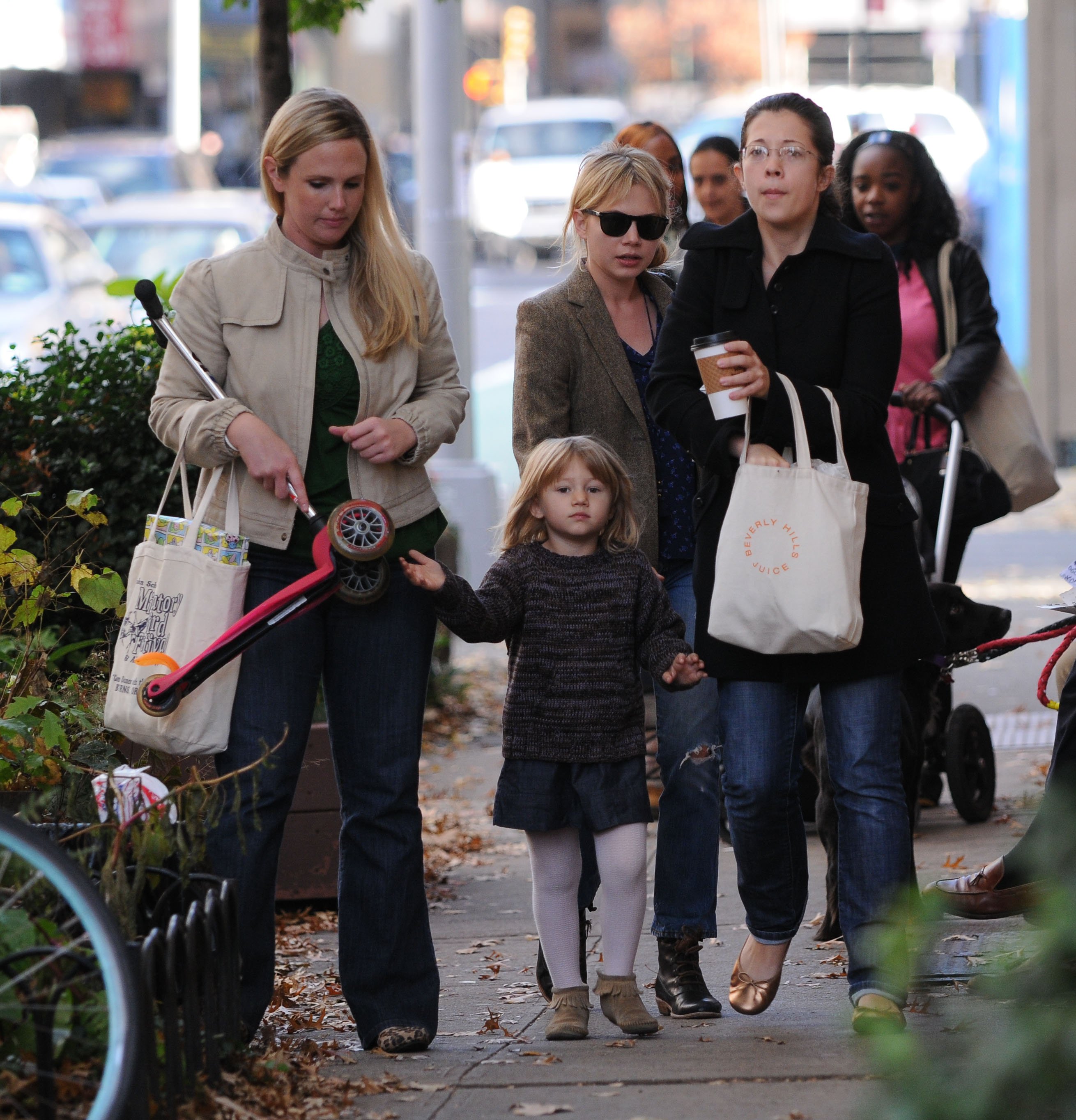 Die Schauspielerin Michelle Williams und ihre Tochter Matilda werden am 30. Oktober 2009 im Stadtteil Brooklyn in New York City gesehen. | Quelle: Getty Images
