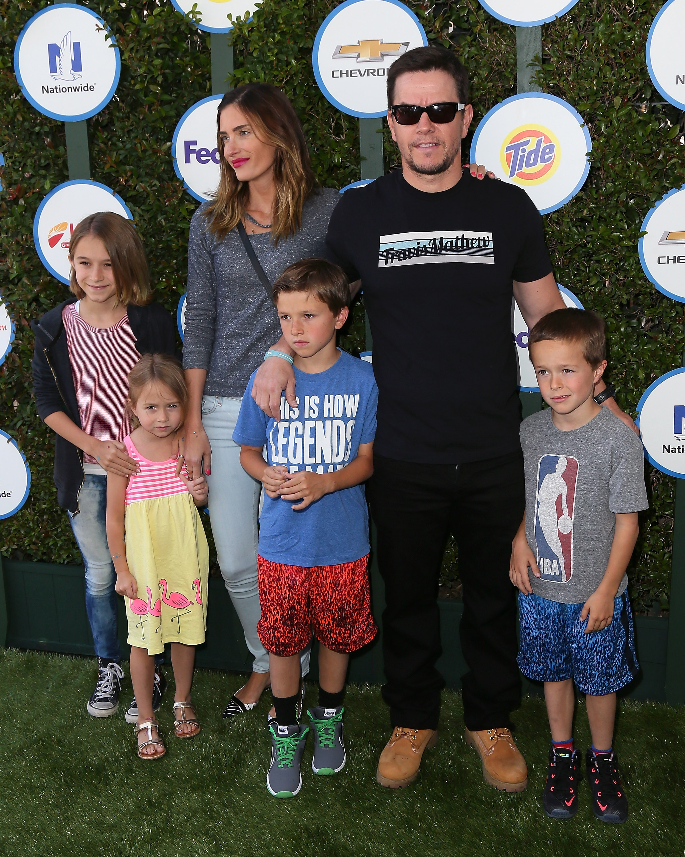 Mark Wahlberg nahm am 26. April 2015 zusammen mit seiner Frau Rhea Durham und seinen Kindern an der Veranstaltung Safe Kids Day presented by Nationwide im The Lot in West Hollywood, Kalifornien, teil. | Quelle: Getty Images