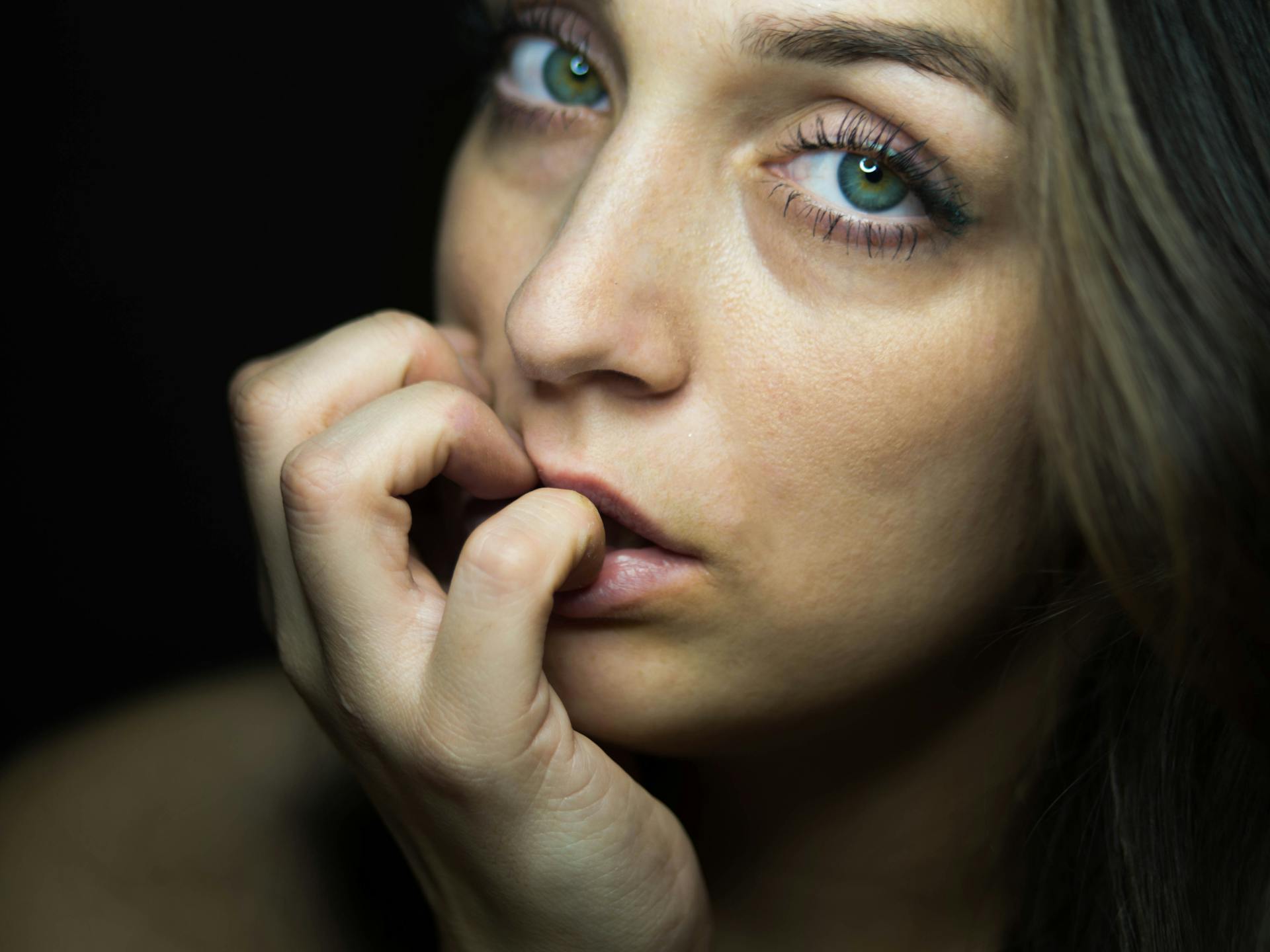Eine Frau, die zur Seite blickt | Quelle: Pexels