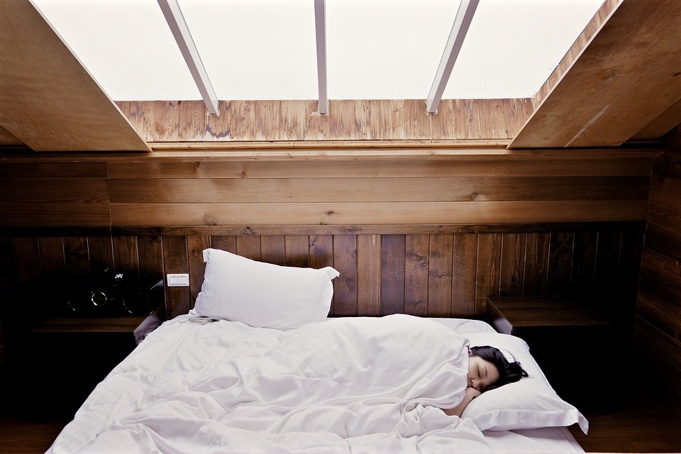 Eine Frau schläft im Bett. | Quelle: pixabay.com