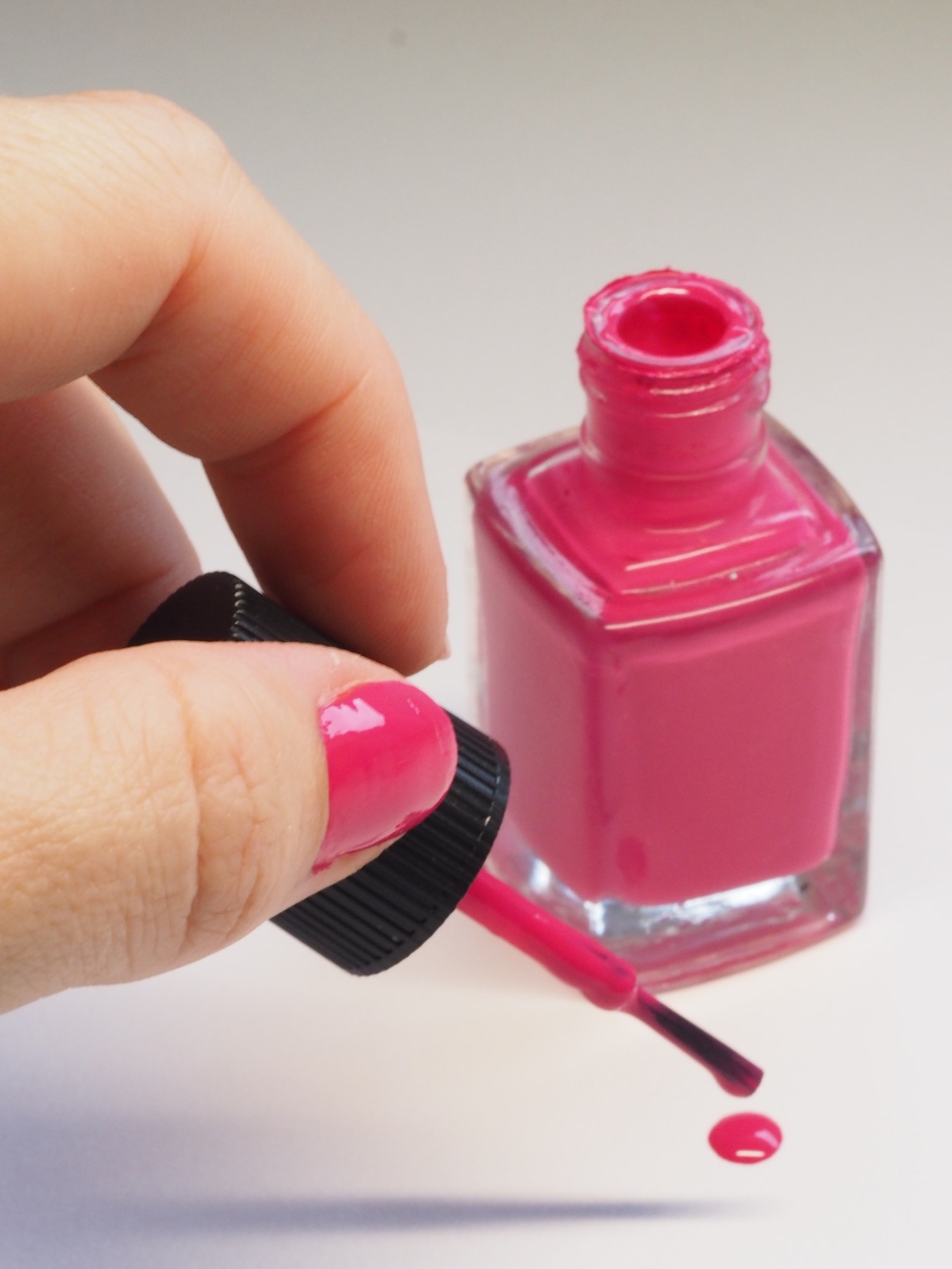 Eine rosa Nagellackflasche | Quelle: Pexels