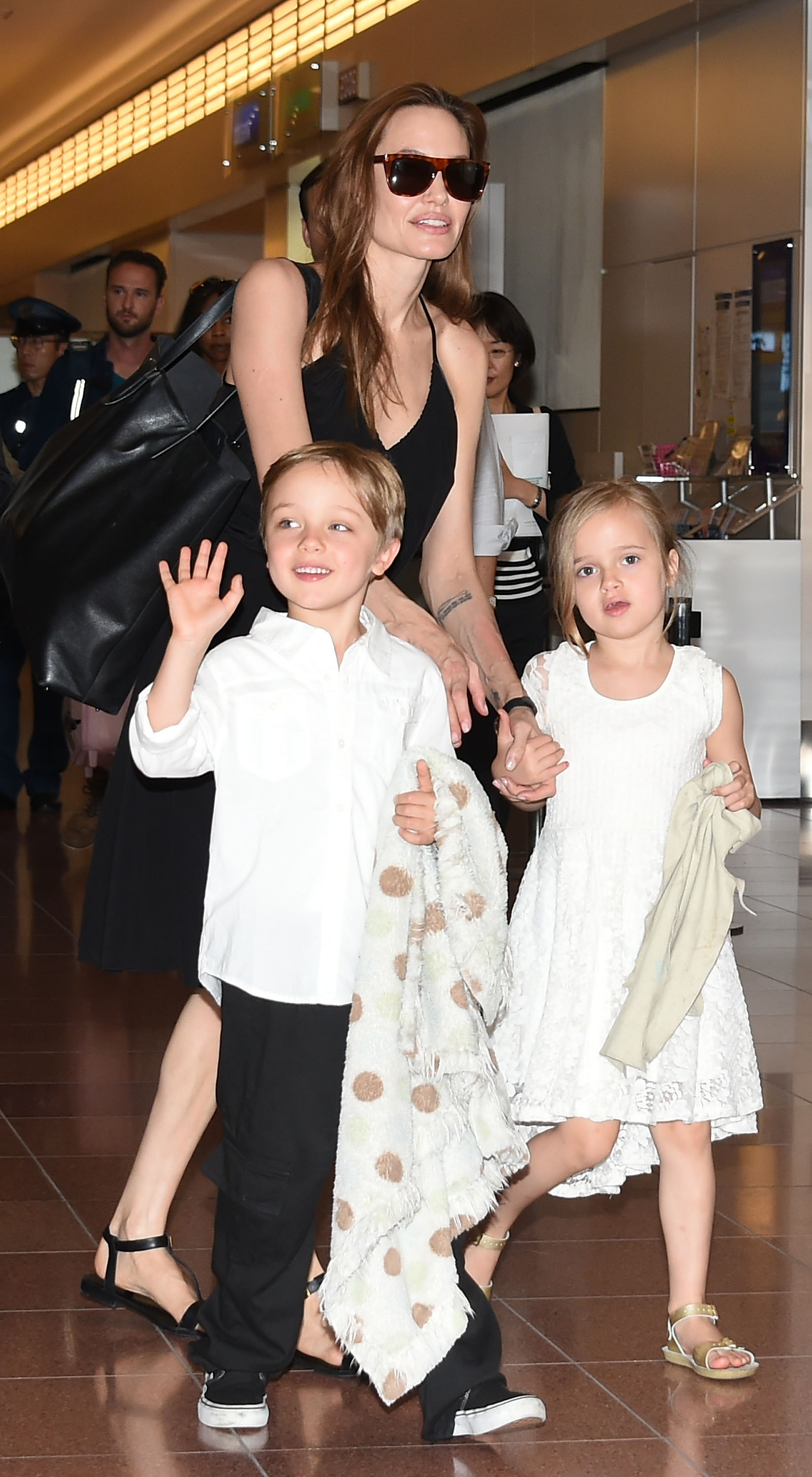 Angelina Jolie, Knox und Vivienne Jolie-Pitt kommen am 21. Juni 2014 am Flughafen Haneda in Tokio, Japan, an. | Quelle: Getty Images