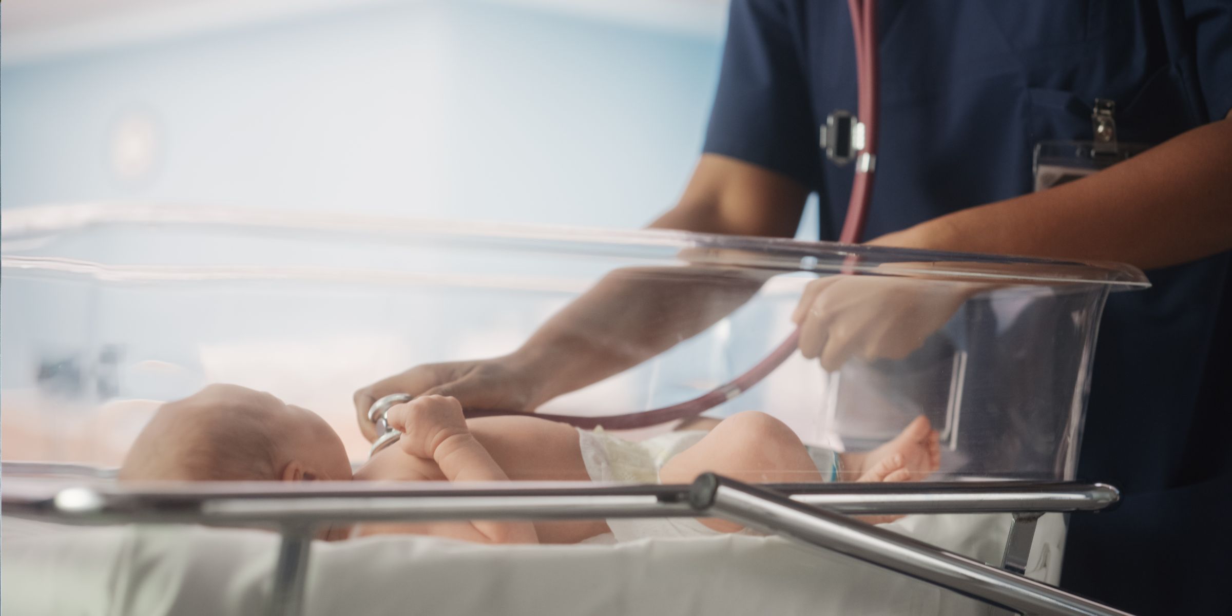 Eine Krankenschwester untersucht ein Neugeborenes im Säuglingszimmer eines Krankenhauses | Quelle: Shutterstock