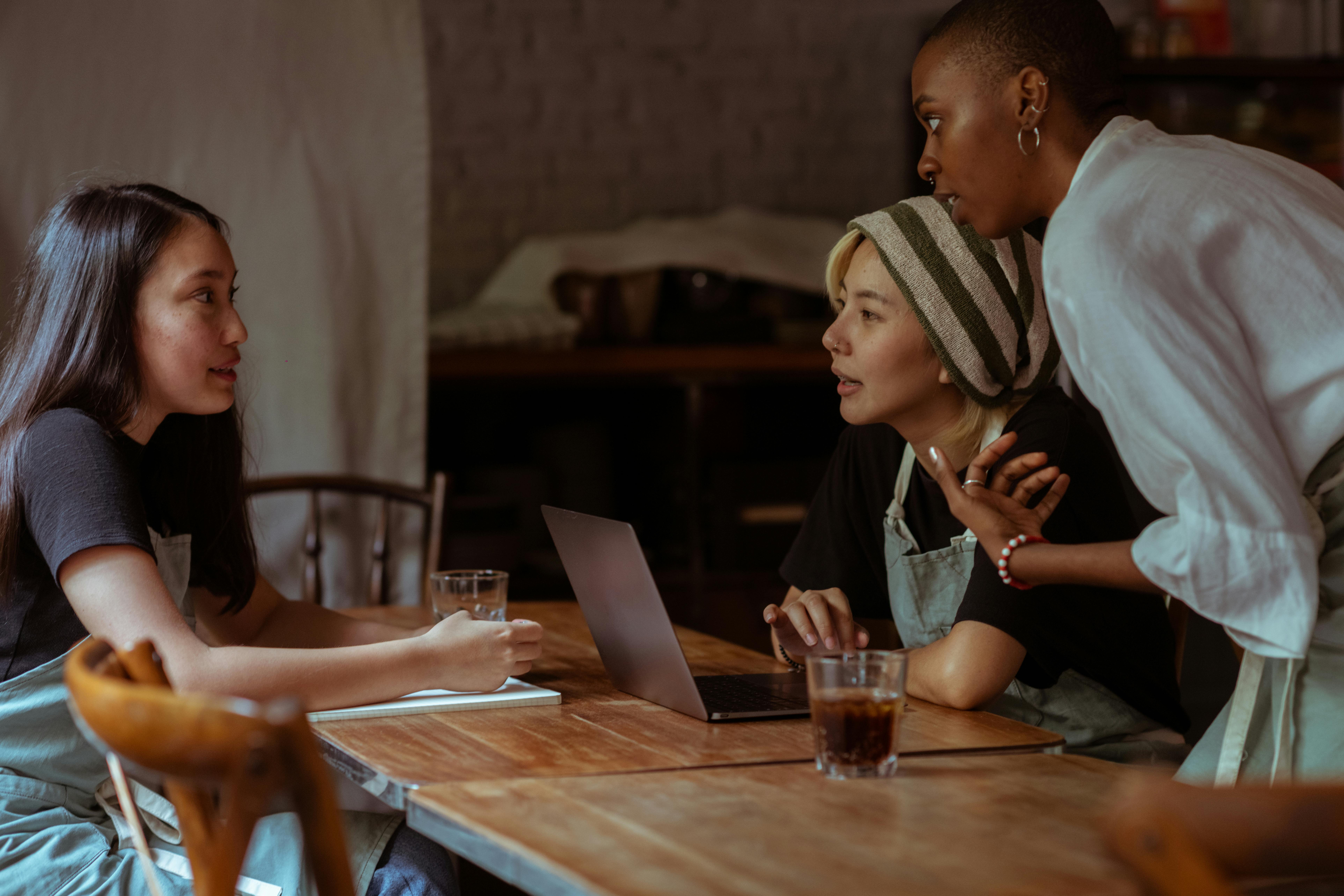 Eine Gruppe von Menschen, die sich in einem kleinen Restaurant unterhalten | Quelle: Pexels