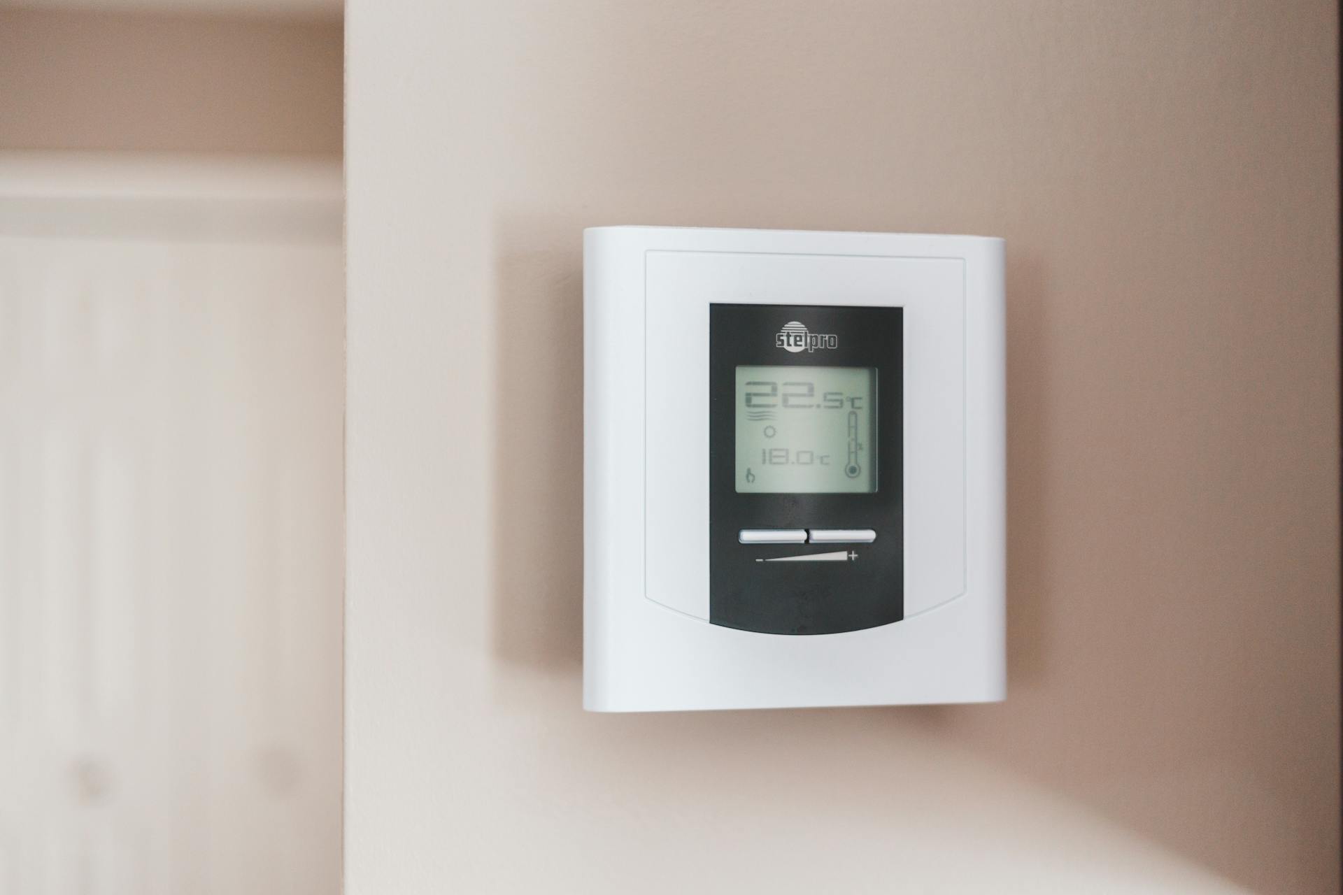 Ein Thermostat an der Wand | Quelle: Pexels