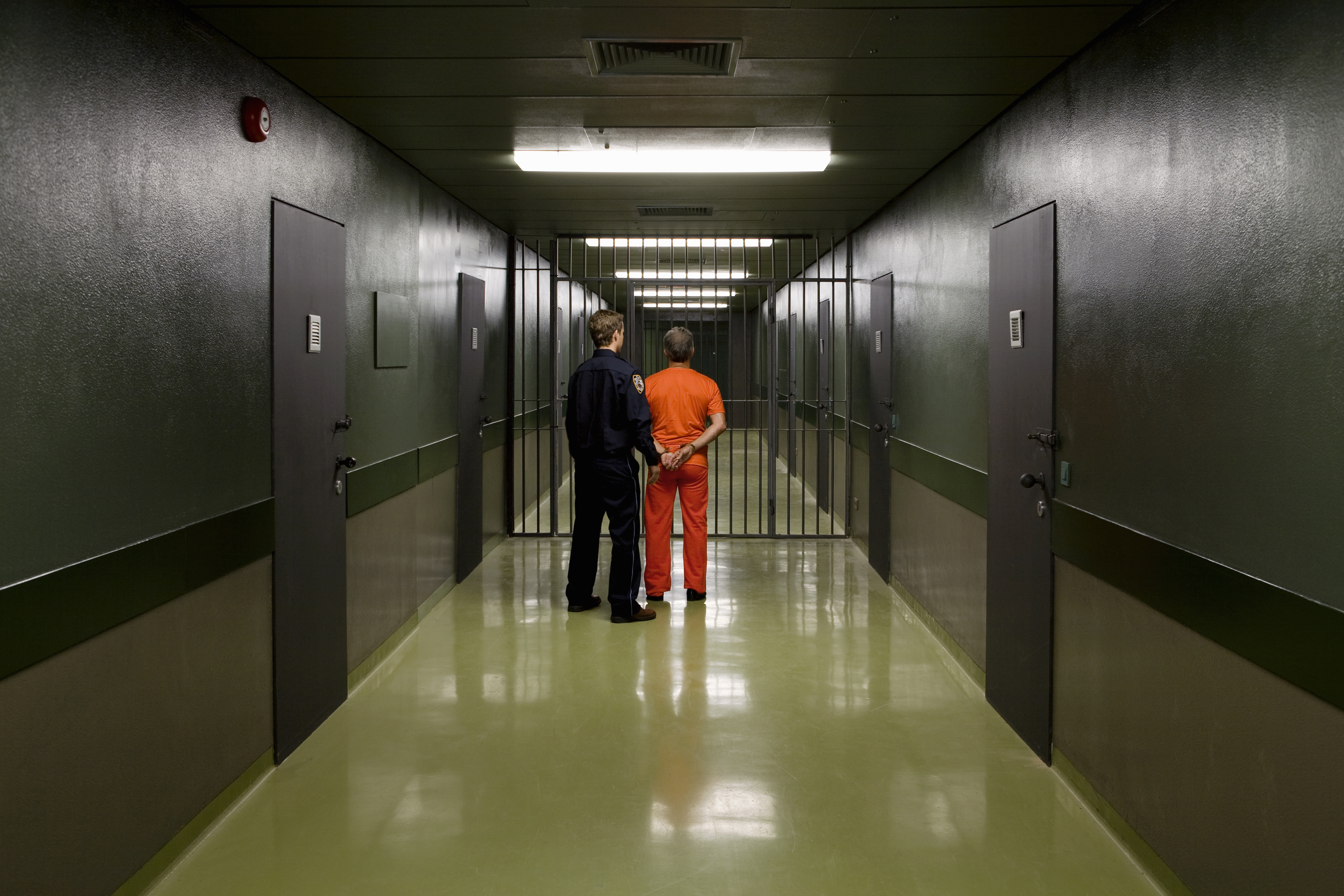 Ein Gefängniswärter führt einen Gefangenen | Quelle: Getty Images